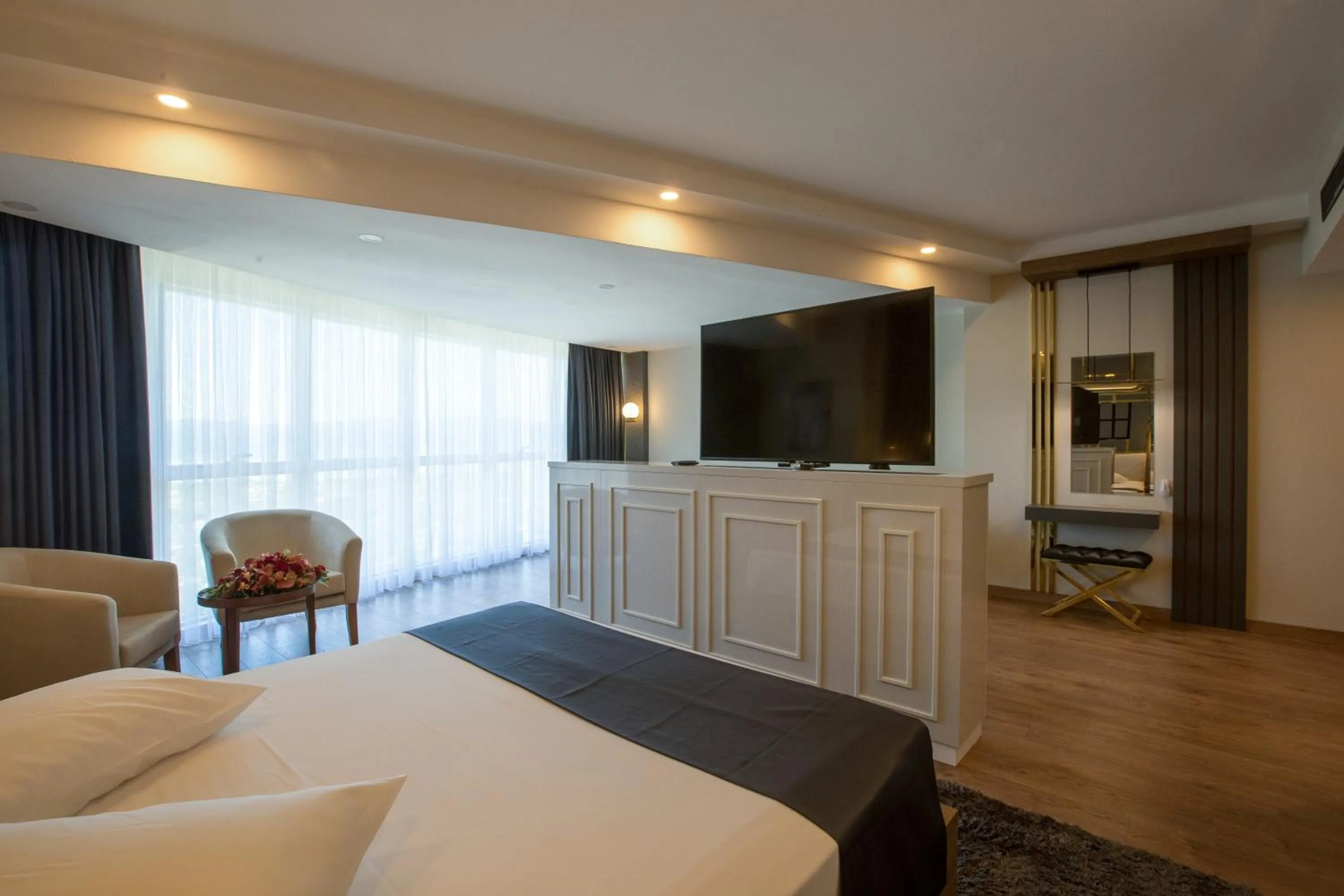 Communal lounge/ TV room, Bed in Cabir Deluxe Hotel Sapanca