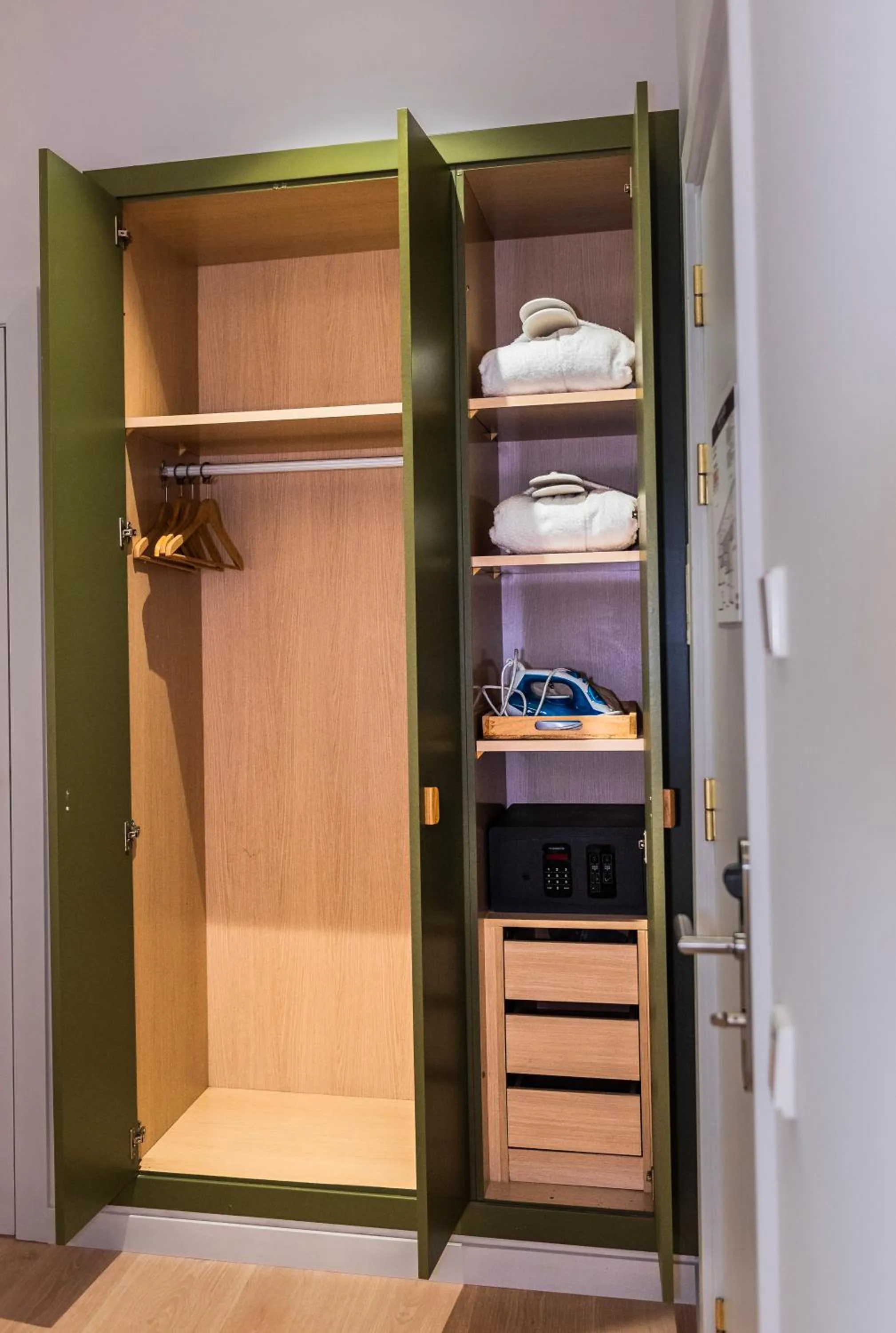 Photo of the whole room in Hotel California