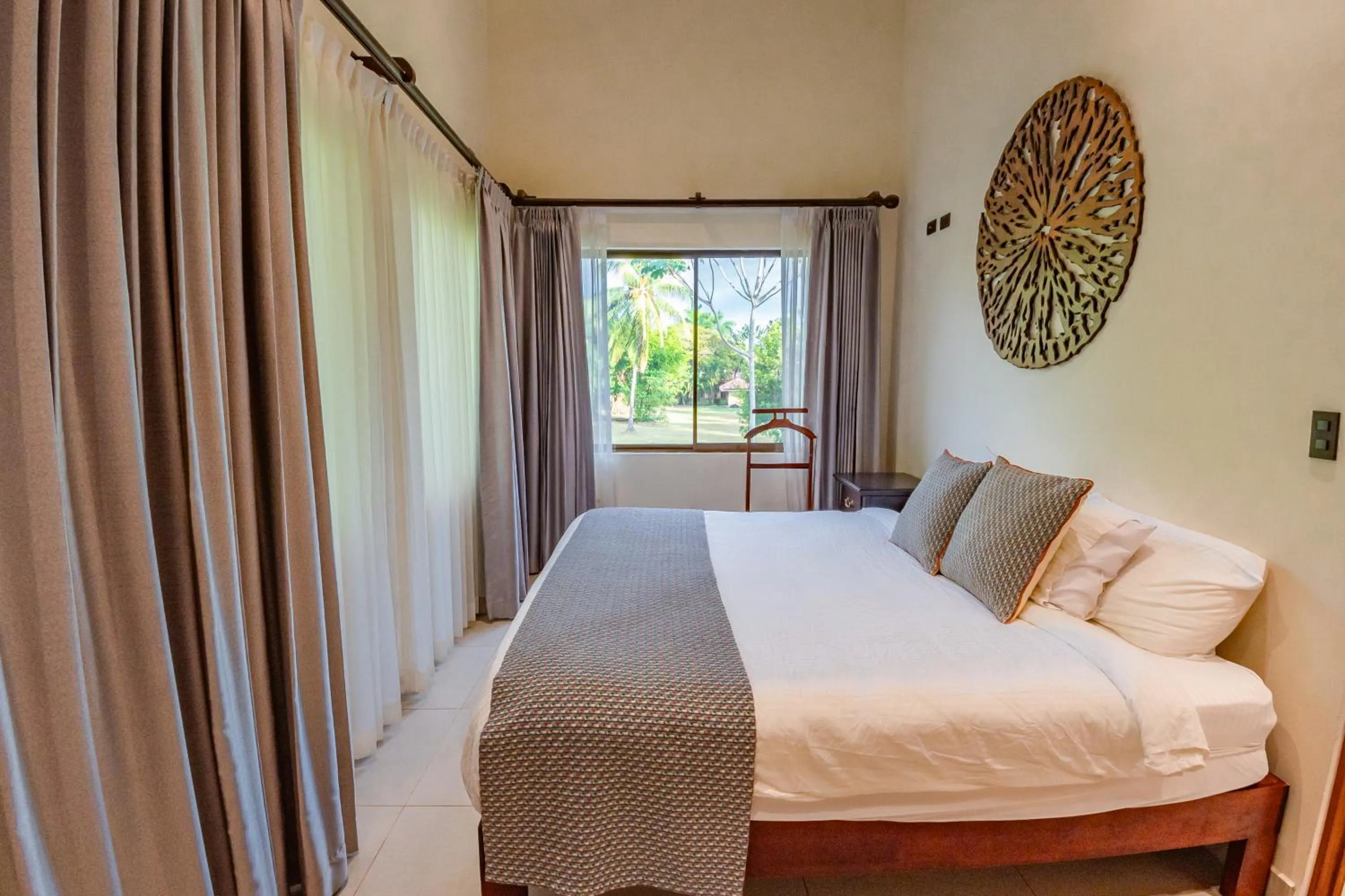 Photo of the whole room, Bed in Sunset del Mar Beach Resort