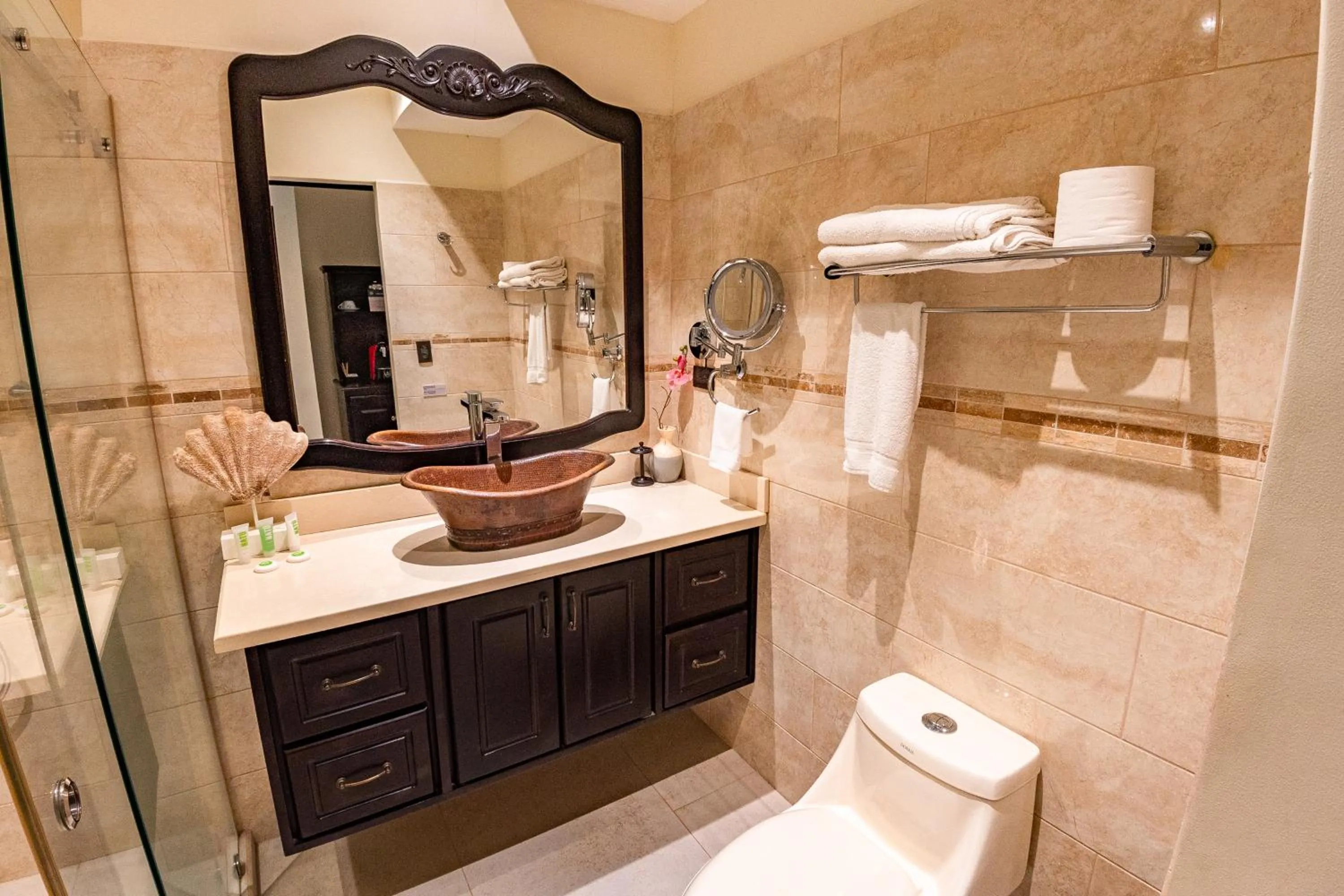 Bathroom in Sunset del Mar Beach Resort