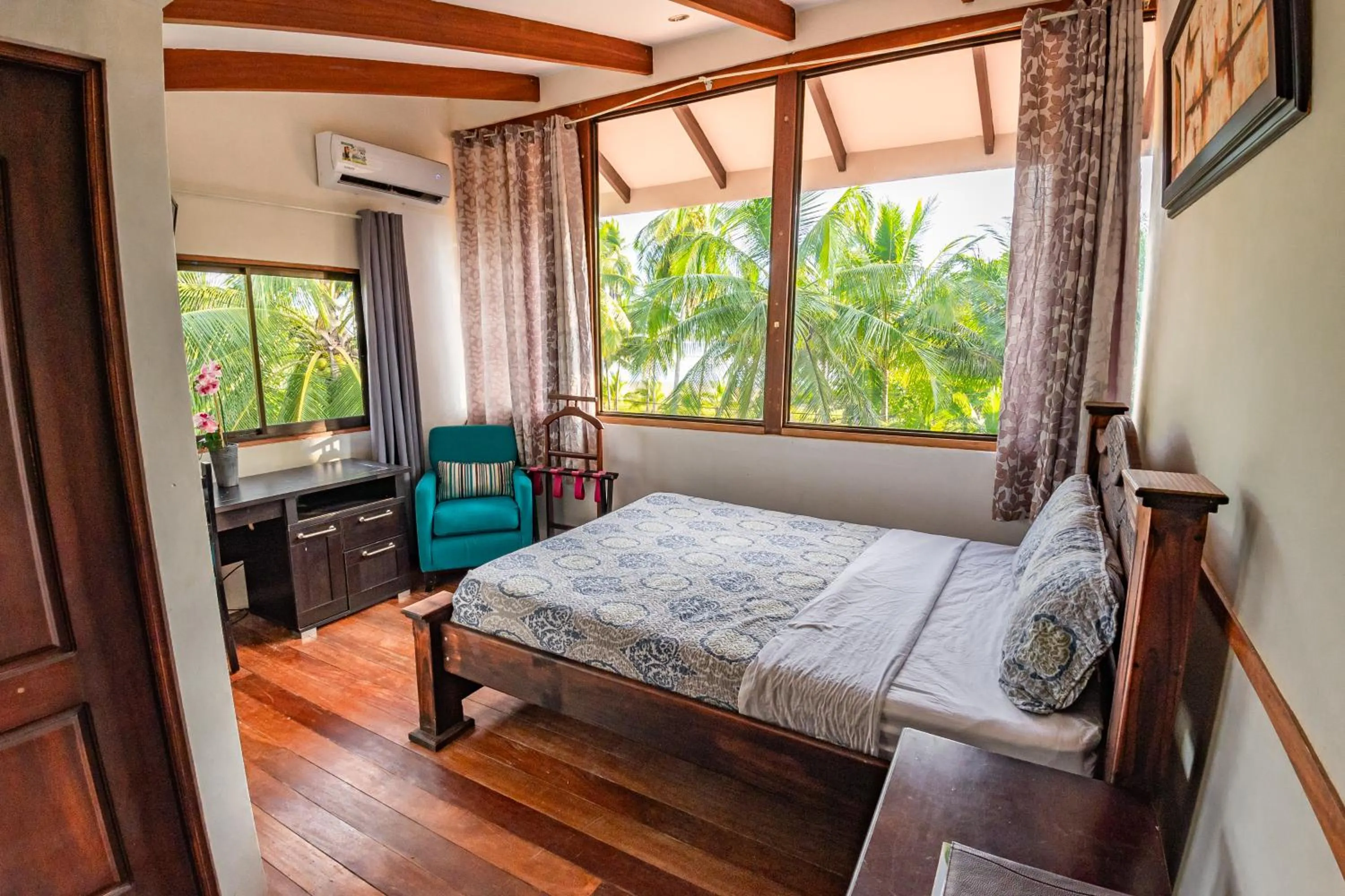 Photo of the whole room, Bed in Sunset del Mar Beach Resort