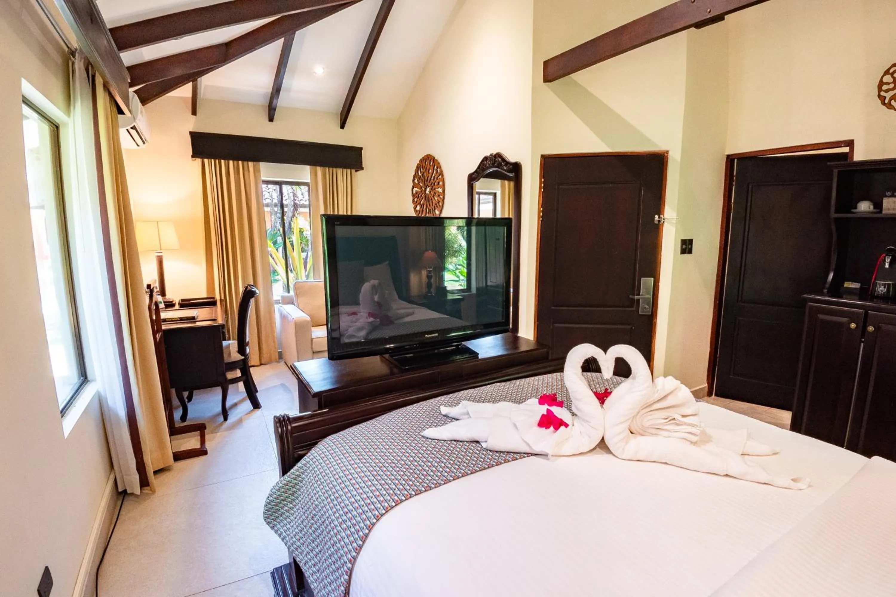 Photo of the whole room, Bed in Sunset del Mar Beach Resort