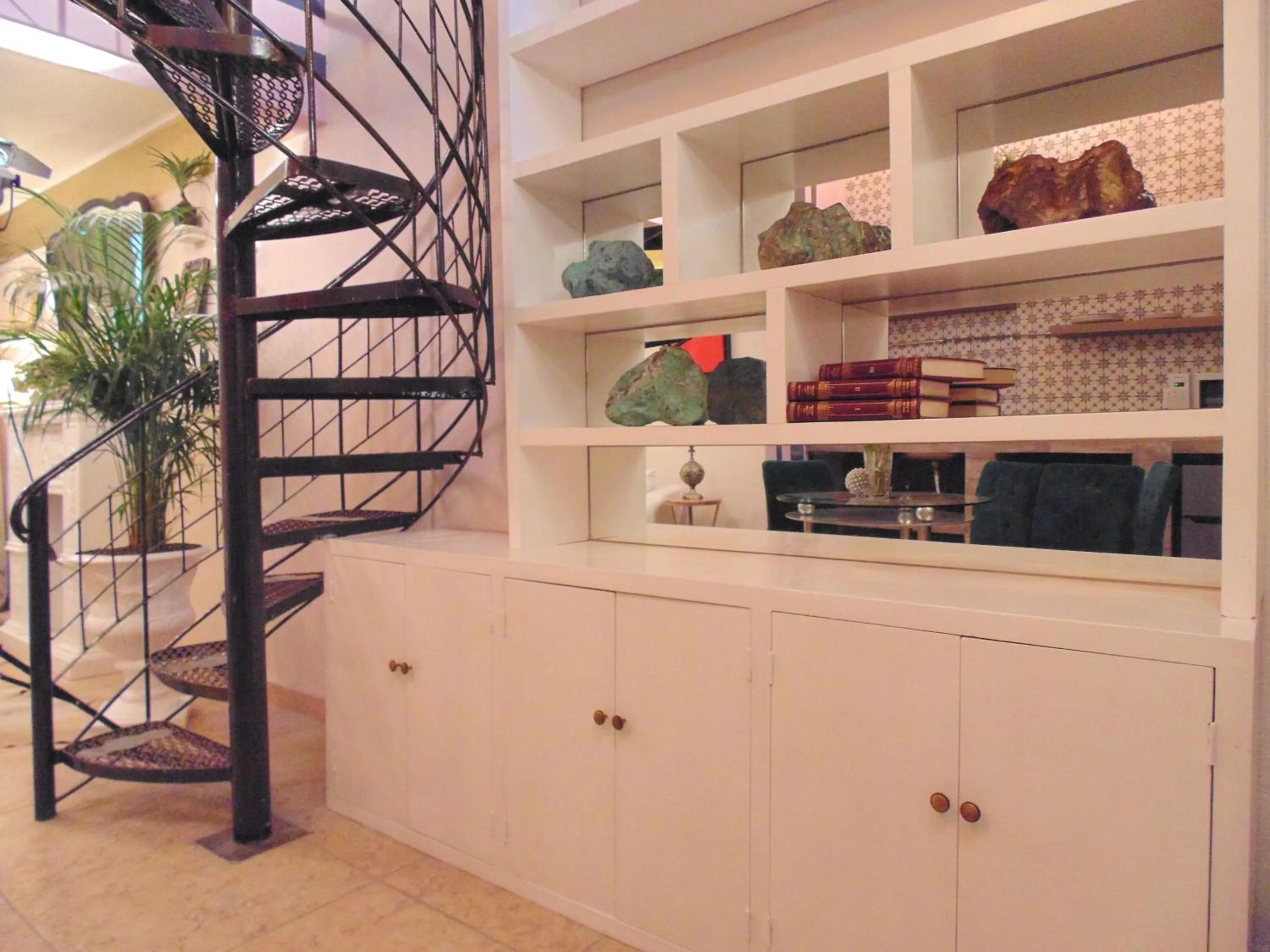 Library in Suites Viveros de Coyoacán, estilo y comfort