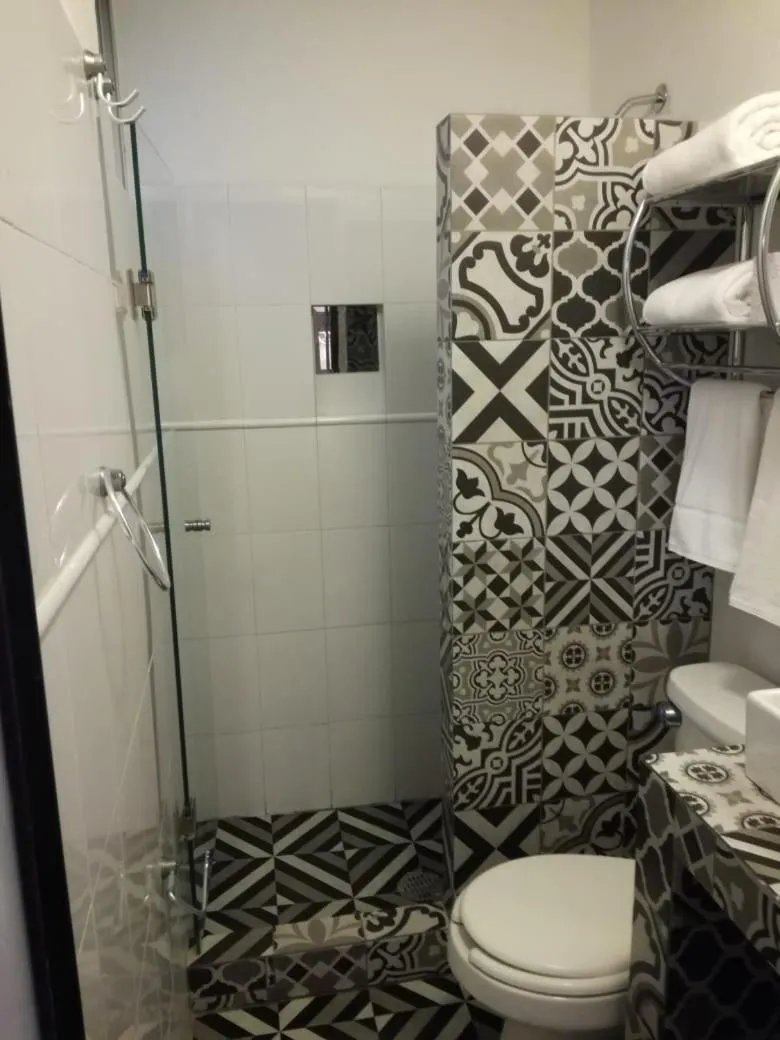 Bathroom in Suites Viveros de Coyoacán, estilo y comfort