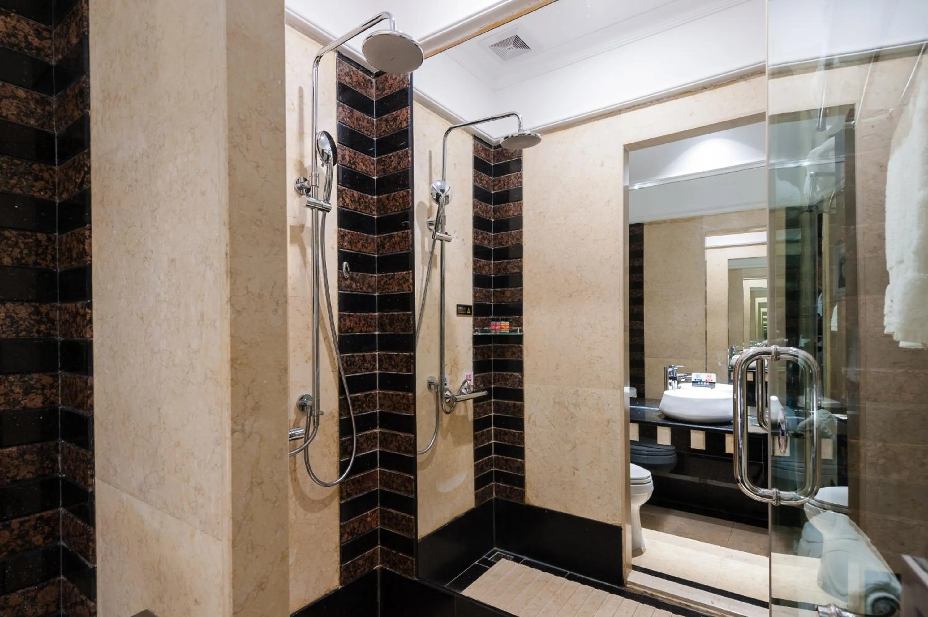 Shower in Nan Yang Royal Hotel