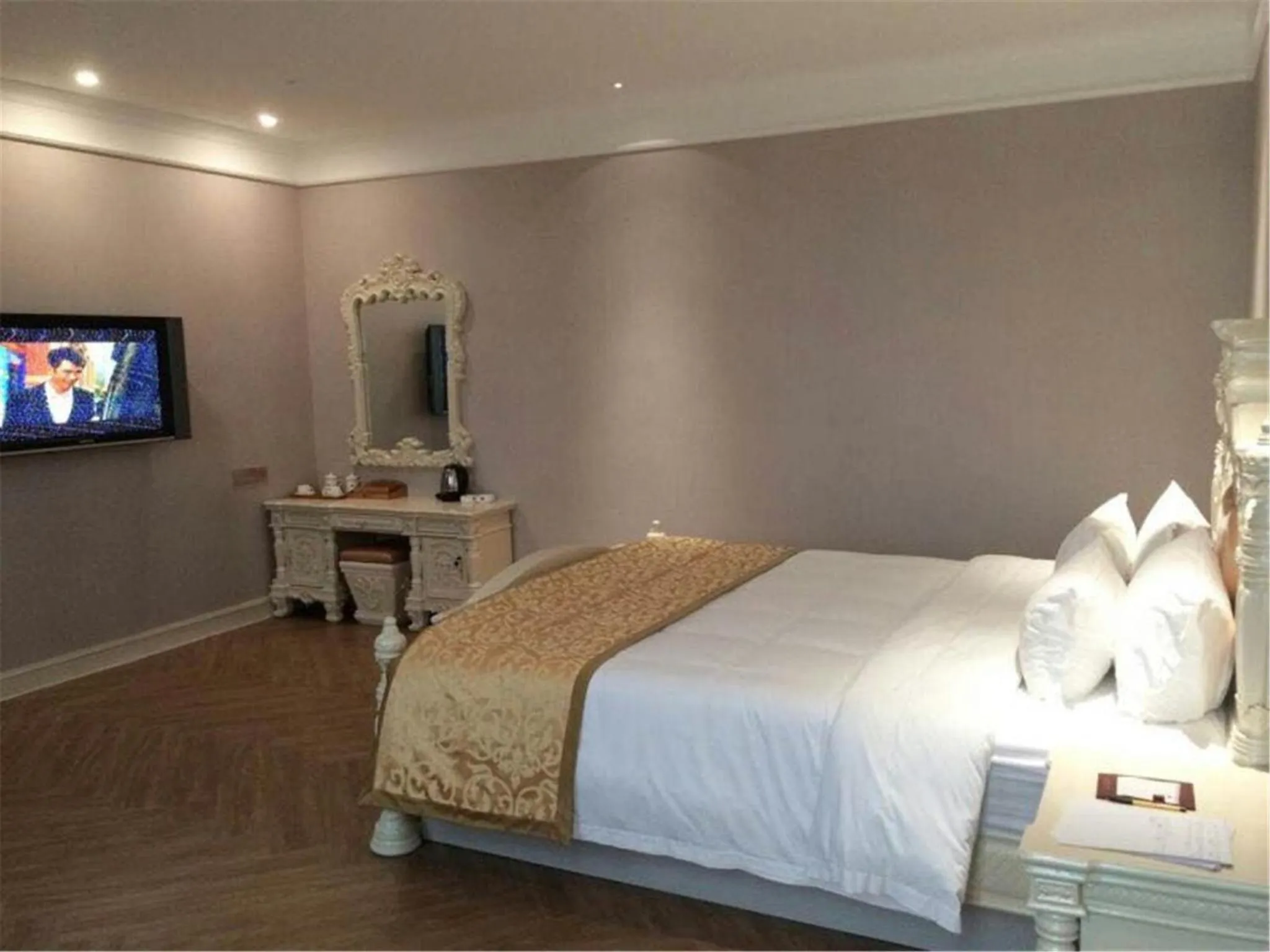 Photo of the whole room, Bed in Nan Yang Royal Hotel