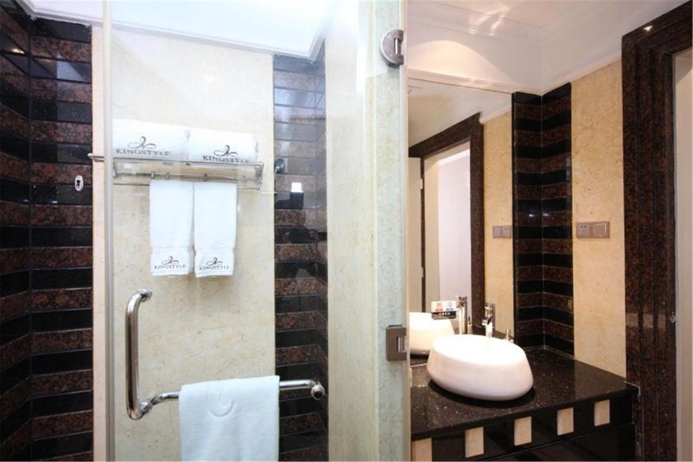 Shower in Nan Yang Royal Hotel