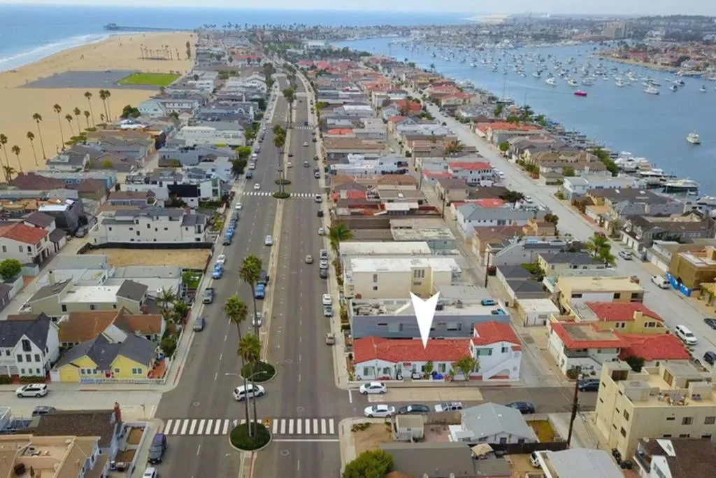 1000#3 Renovated Home by Beach & Sand - AC & More!