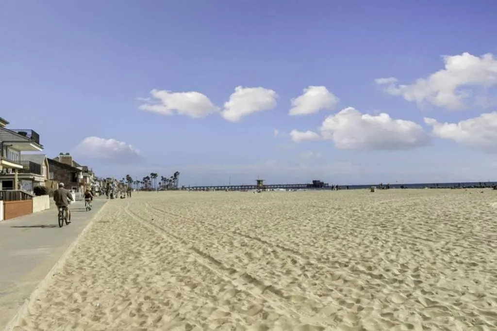 1000#3 Renovated Home by Beach & Sand - AC & More!