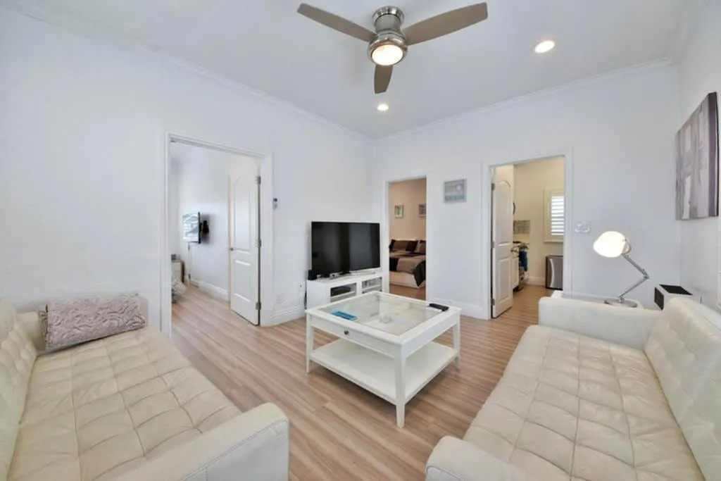 Living room in 1000#5 Premier Modern Home w View, Parking, and AC