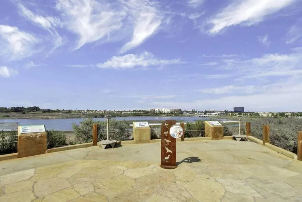 Hiking in 1000#5 Premier Modern Home w View, Parking, and AC