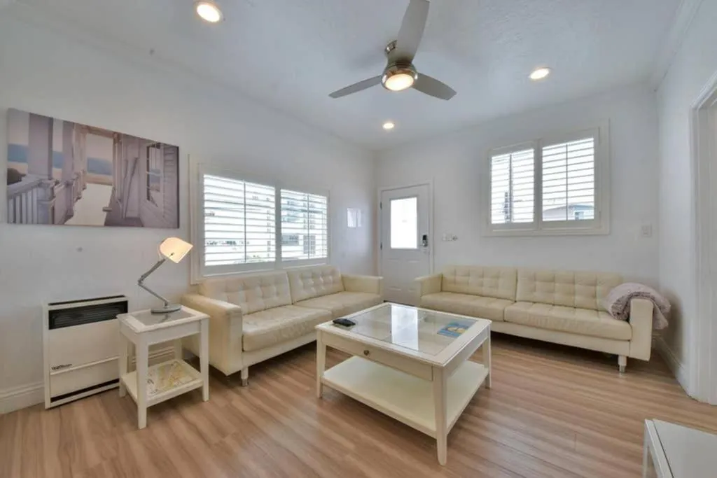 Living room in 1000#5 Premier Modern Home w View, Parking, and AC