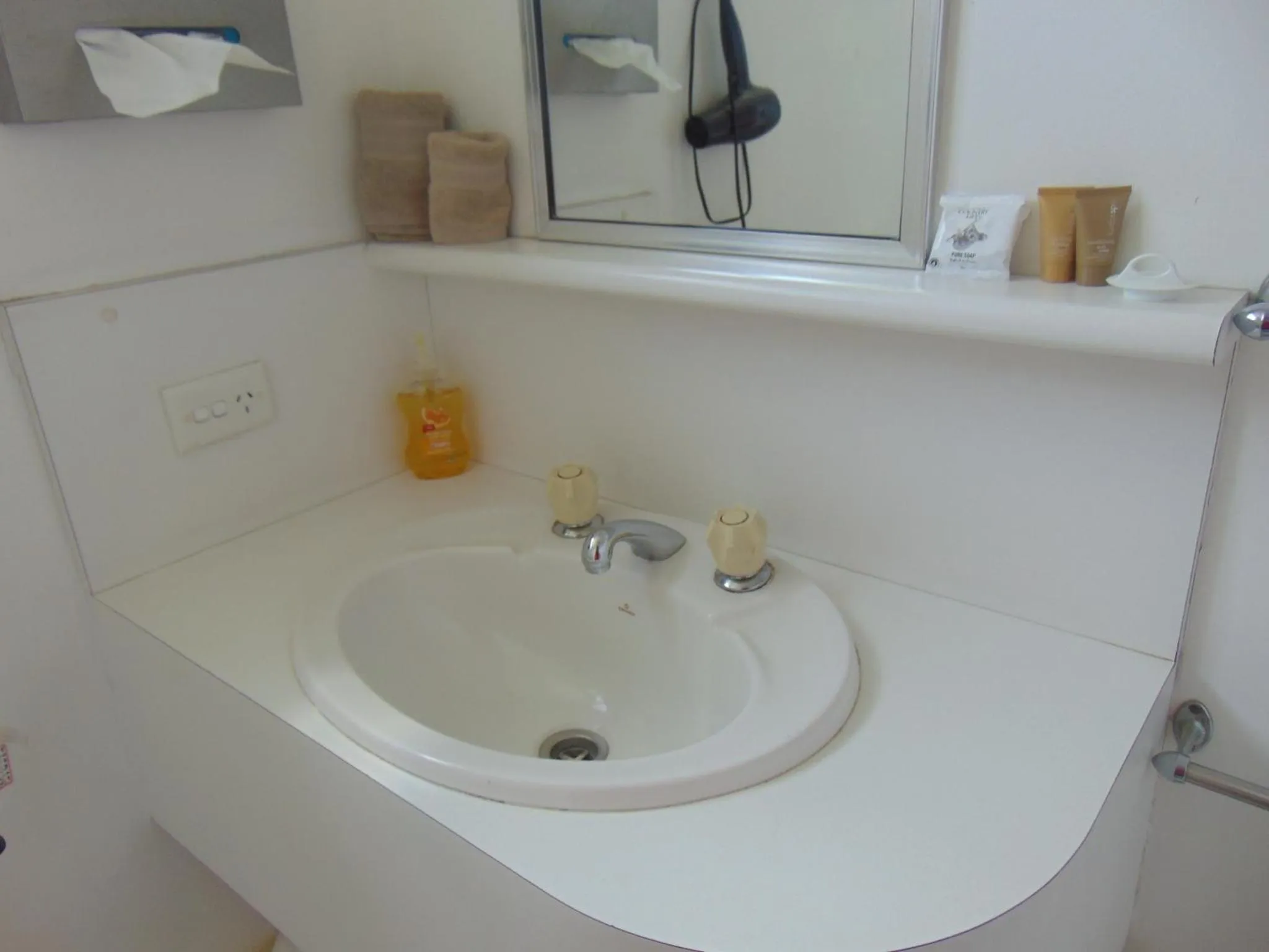 Bathroom in Rockhampton Court Motor Inn