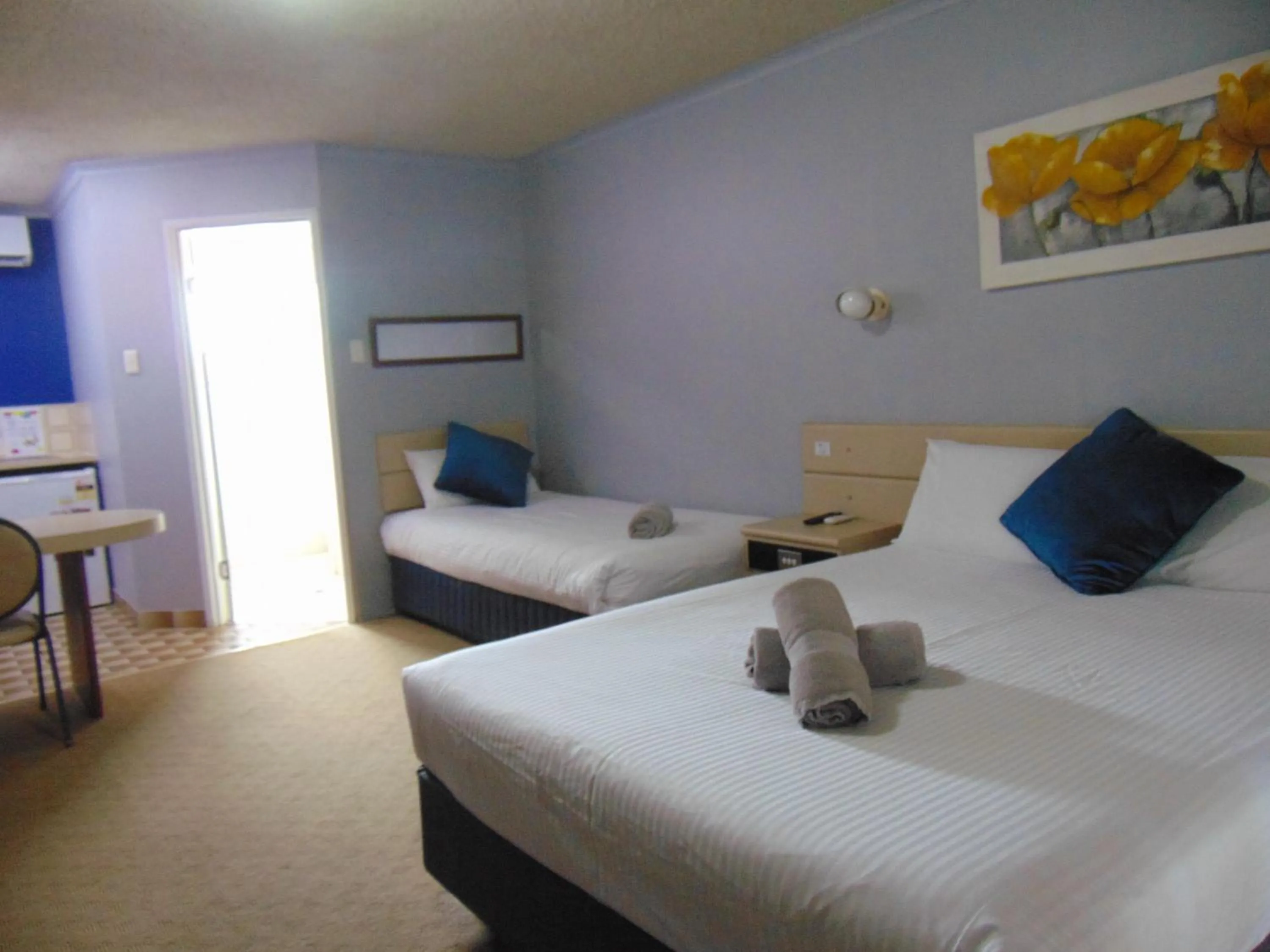 Bed in Rockhampton Court Motor Inn