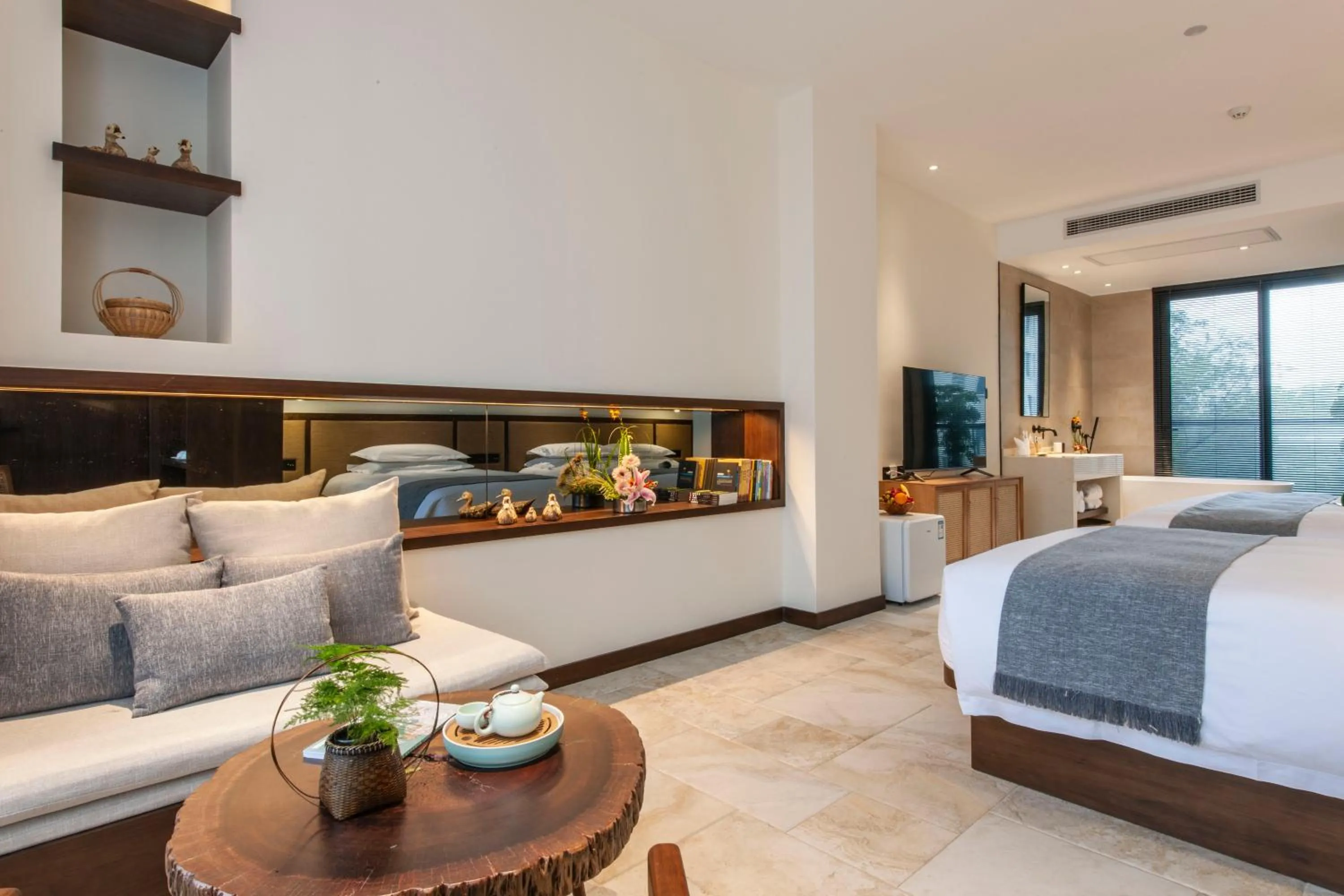 Photo of the whole room, Bed in SSAW Boutique Hotel Hangzhou Liangyun