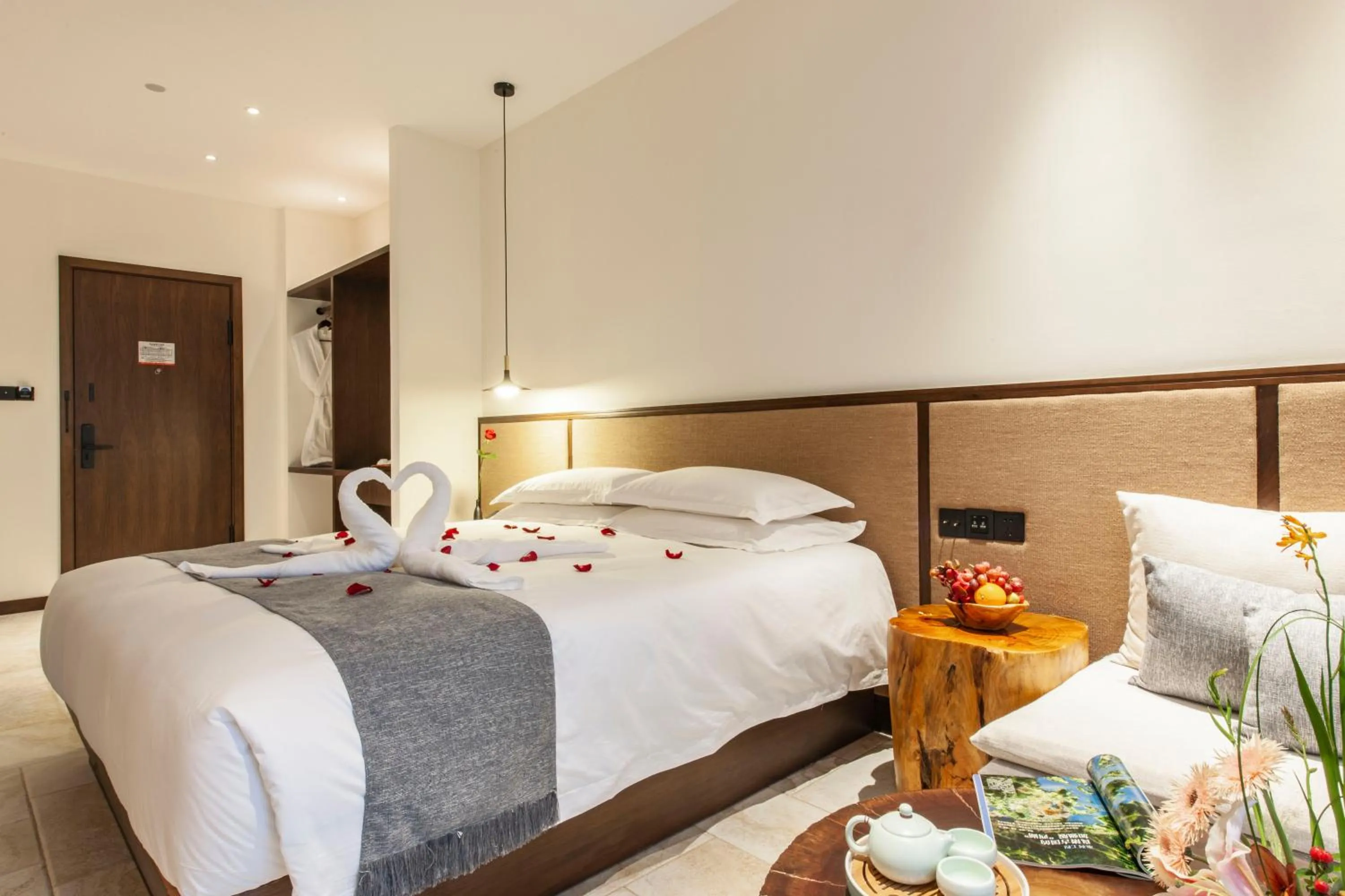 Bed in SSAW Boutique Hotel Hangzhou Liangyun