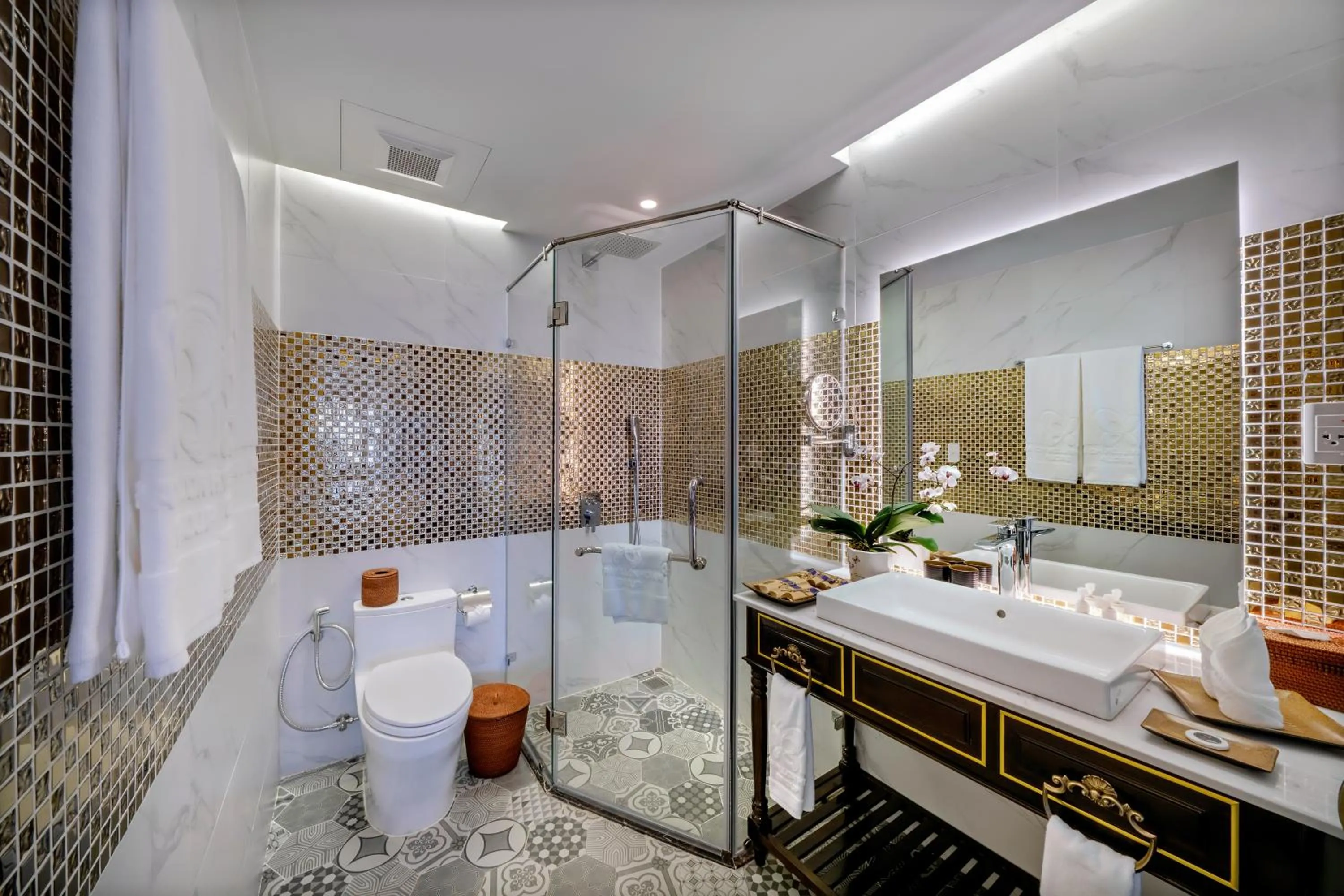 Shower in Le Pavillon Hoi An Gallery Hotel & Spa