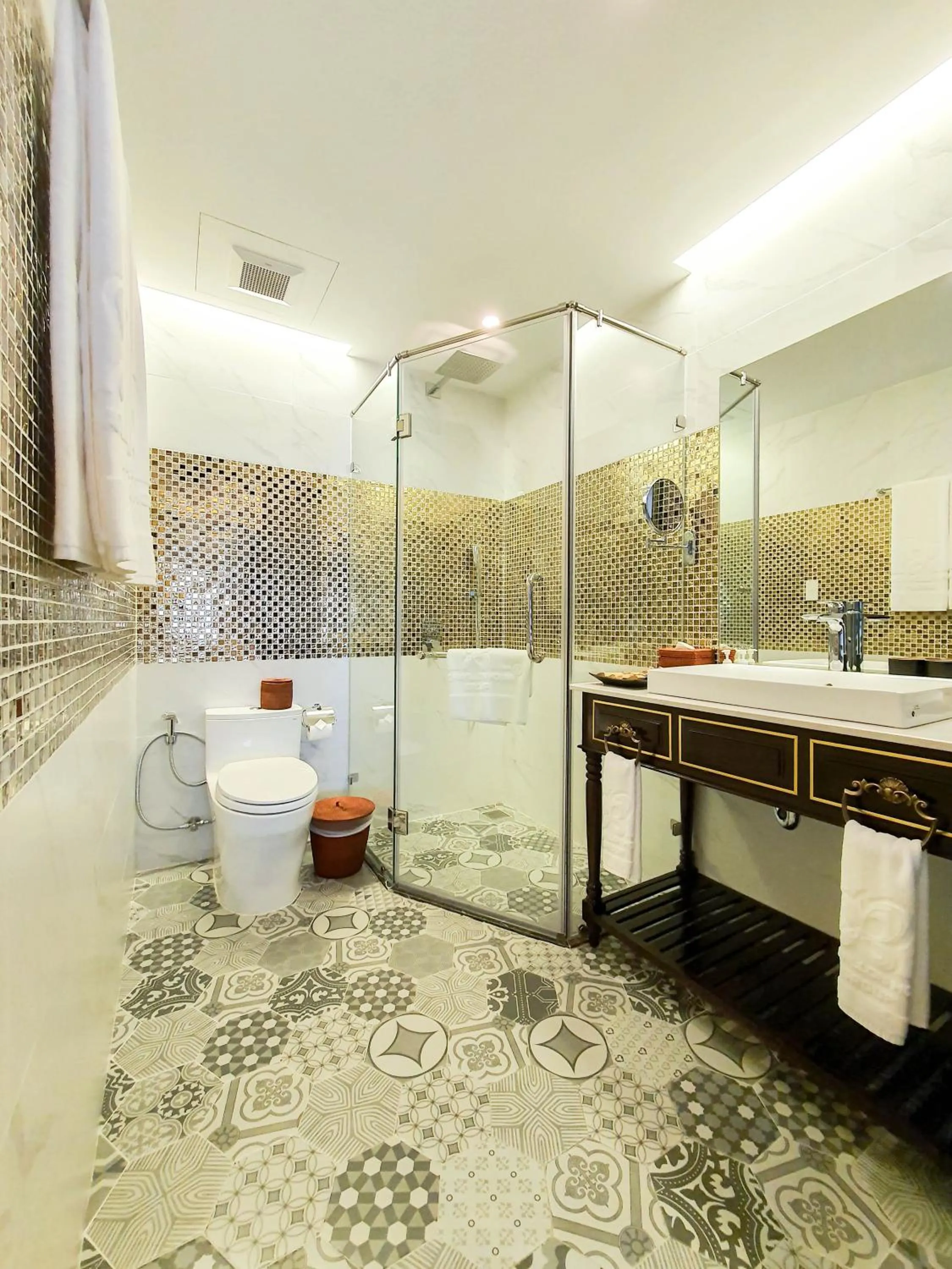 Shower in Le Pavillon Hoi An Gallery Hotel & Spa
