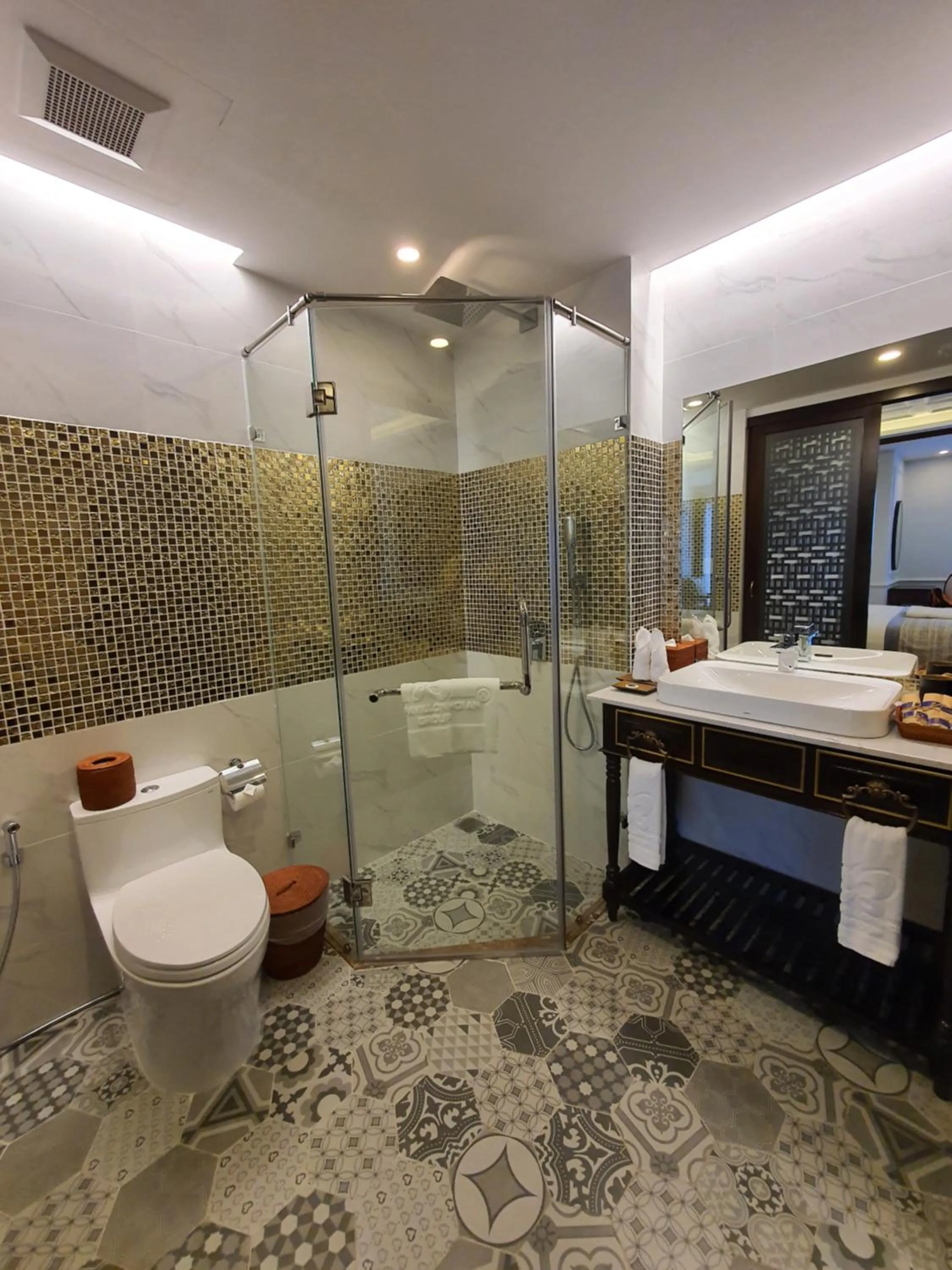 Shower in Le Pavillon Hoi An Gallery Hotel & Spa