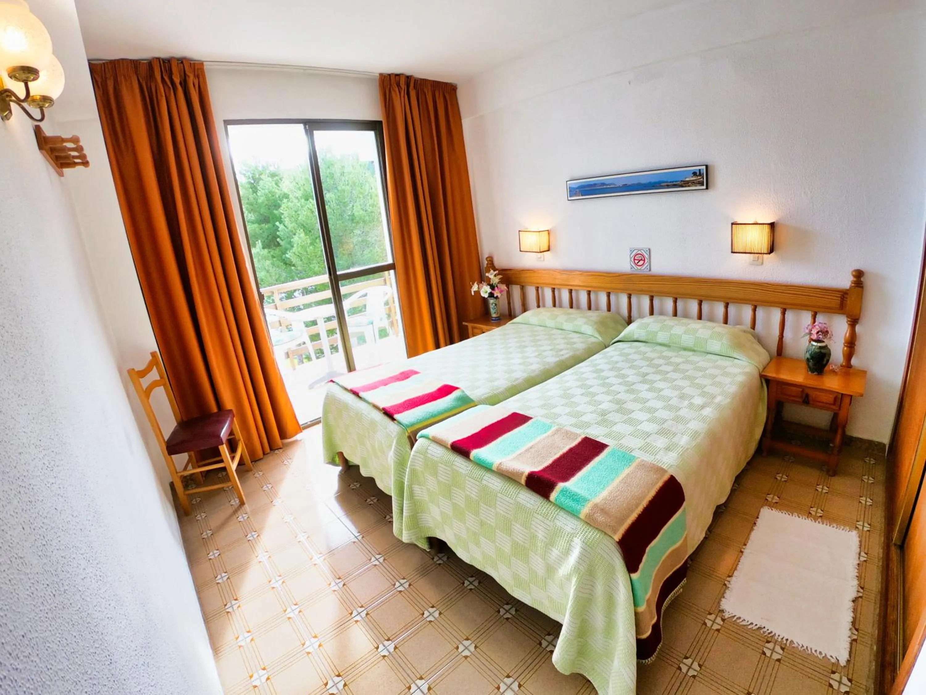 Photo of the whole room, Bed in Bonaire Paguera