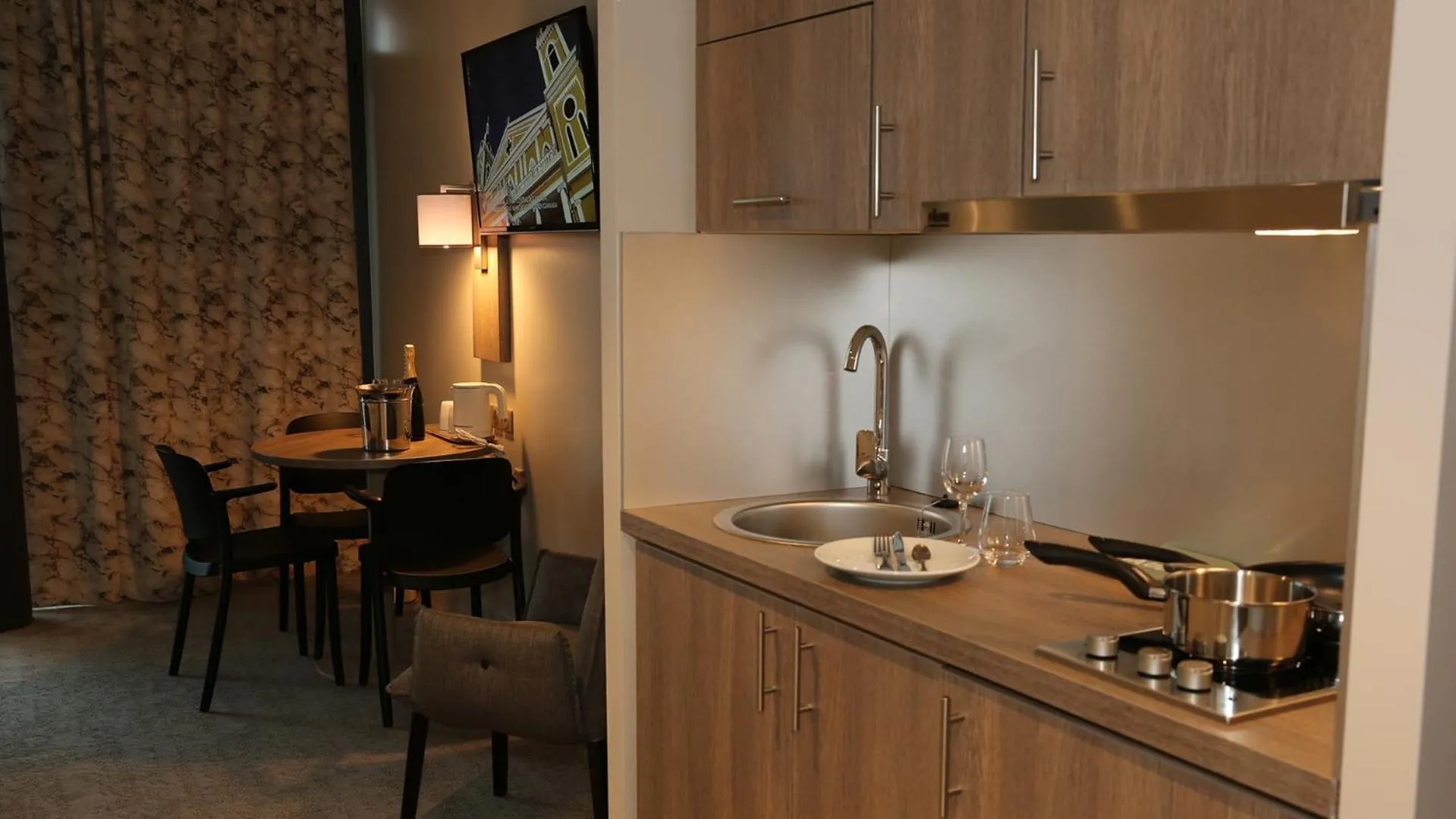 kitchen in Brit Hotel Eden SPA Honfleur