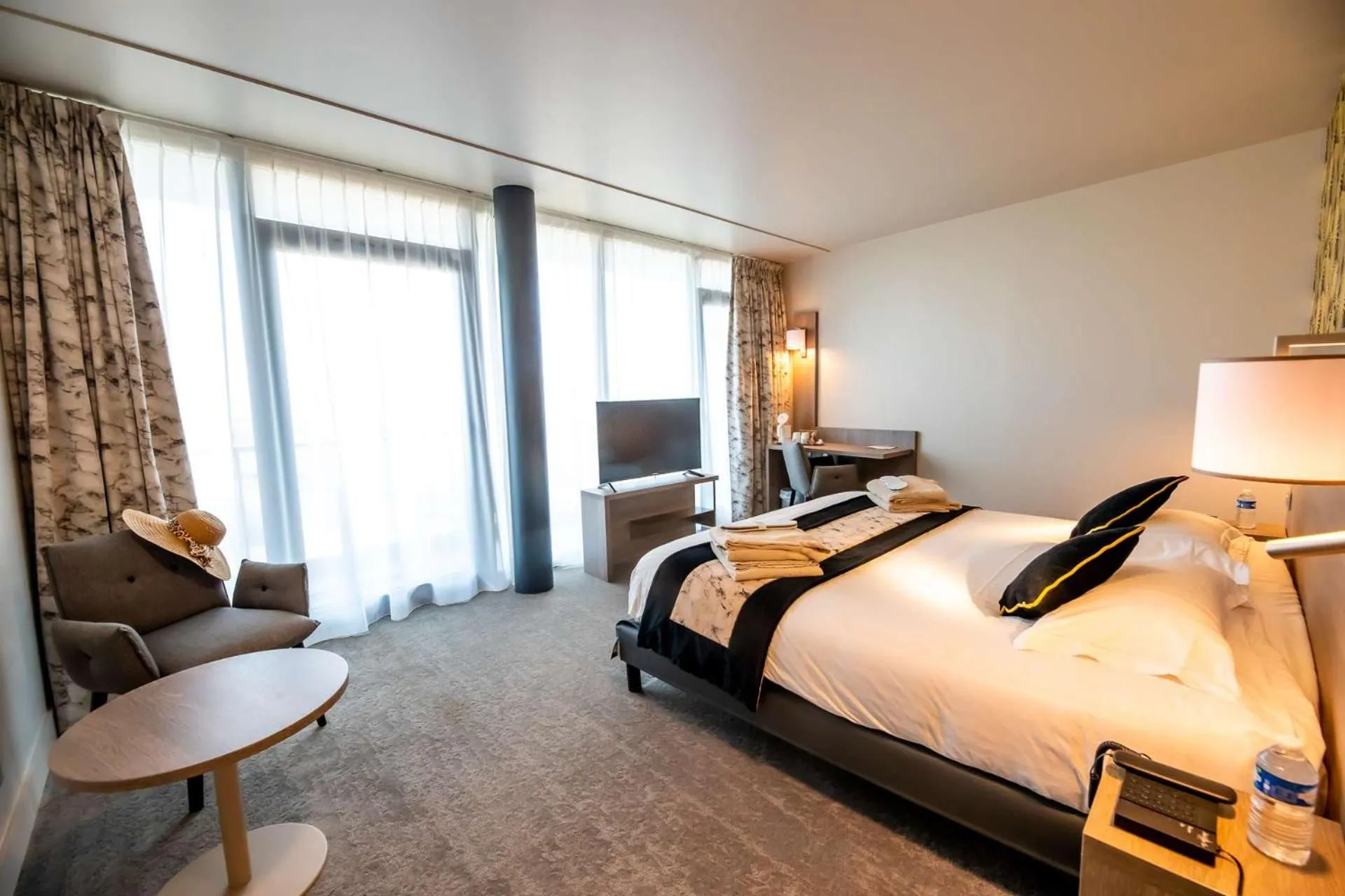 Bedroom, Bed in Brit Hotel Eden SPA Honfleur