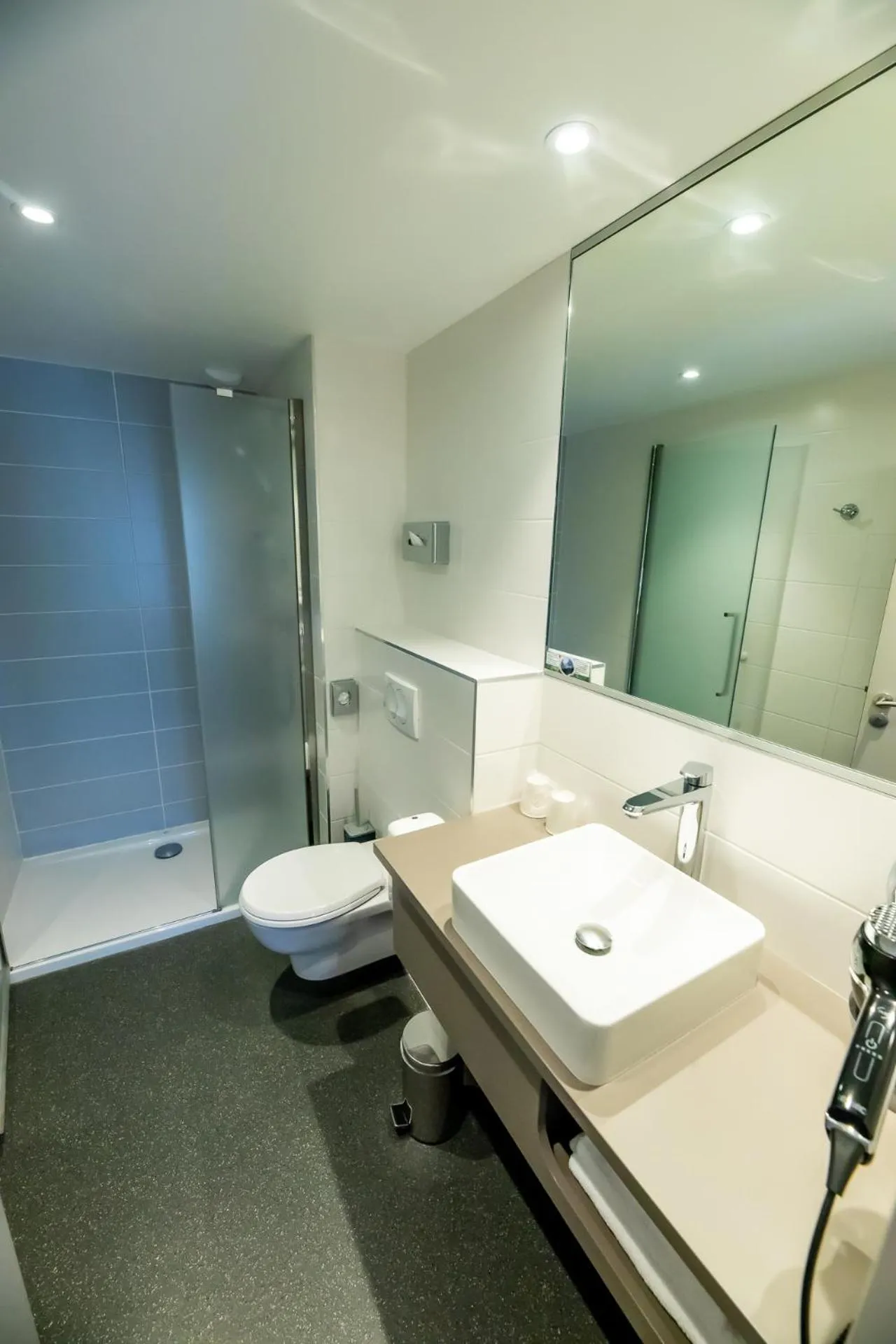 Bathroom in Brit Hotel Eden SPA Honfleur