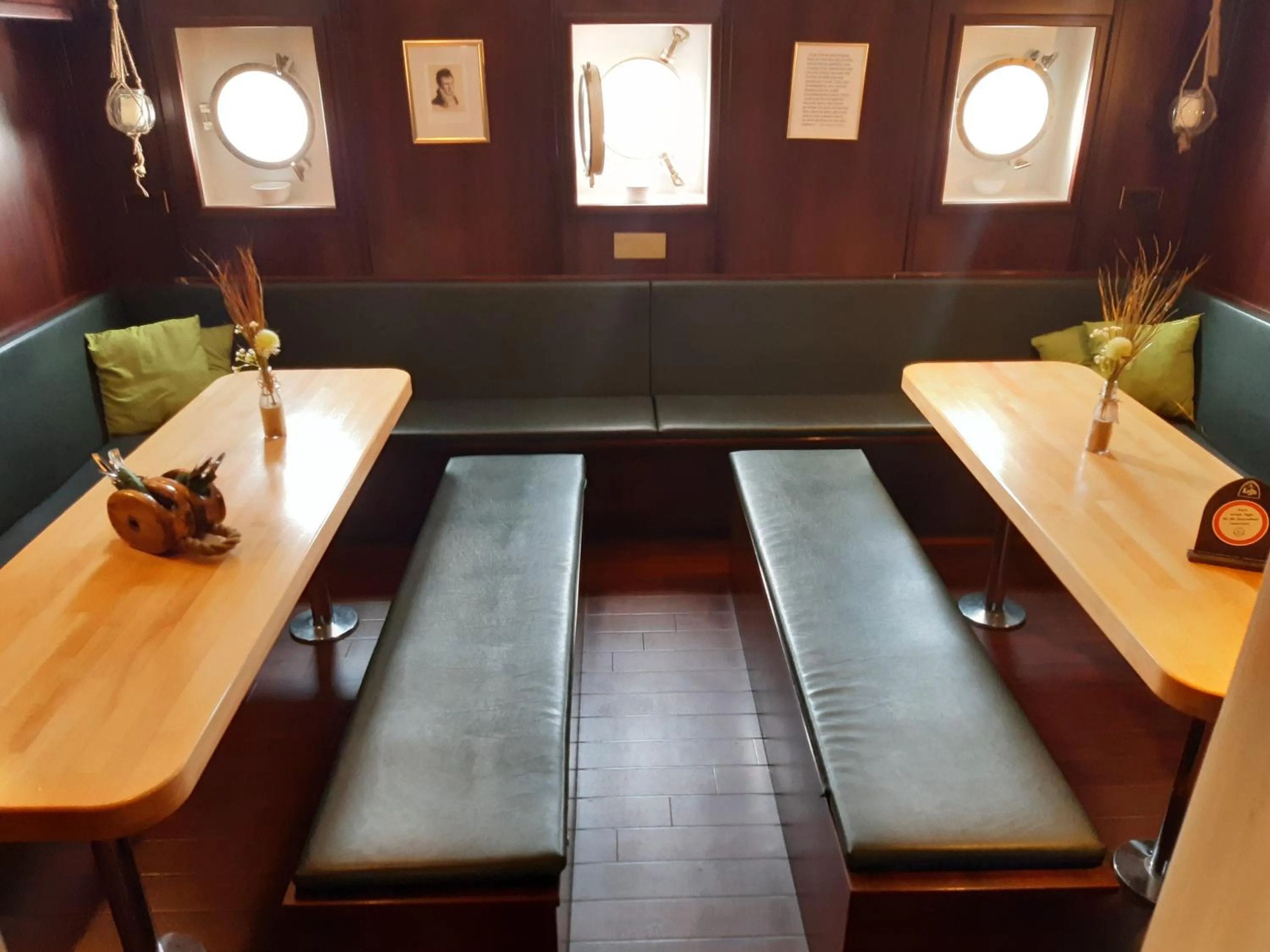 Restaurant/places to eat in Alexander von Humboldt - Das Schiff