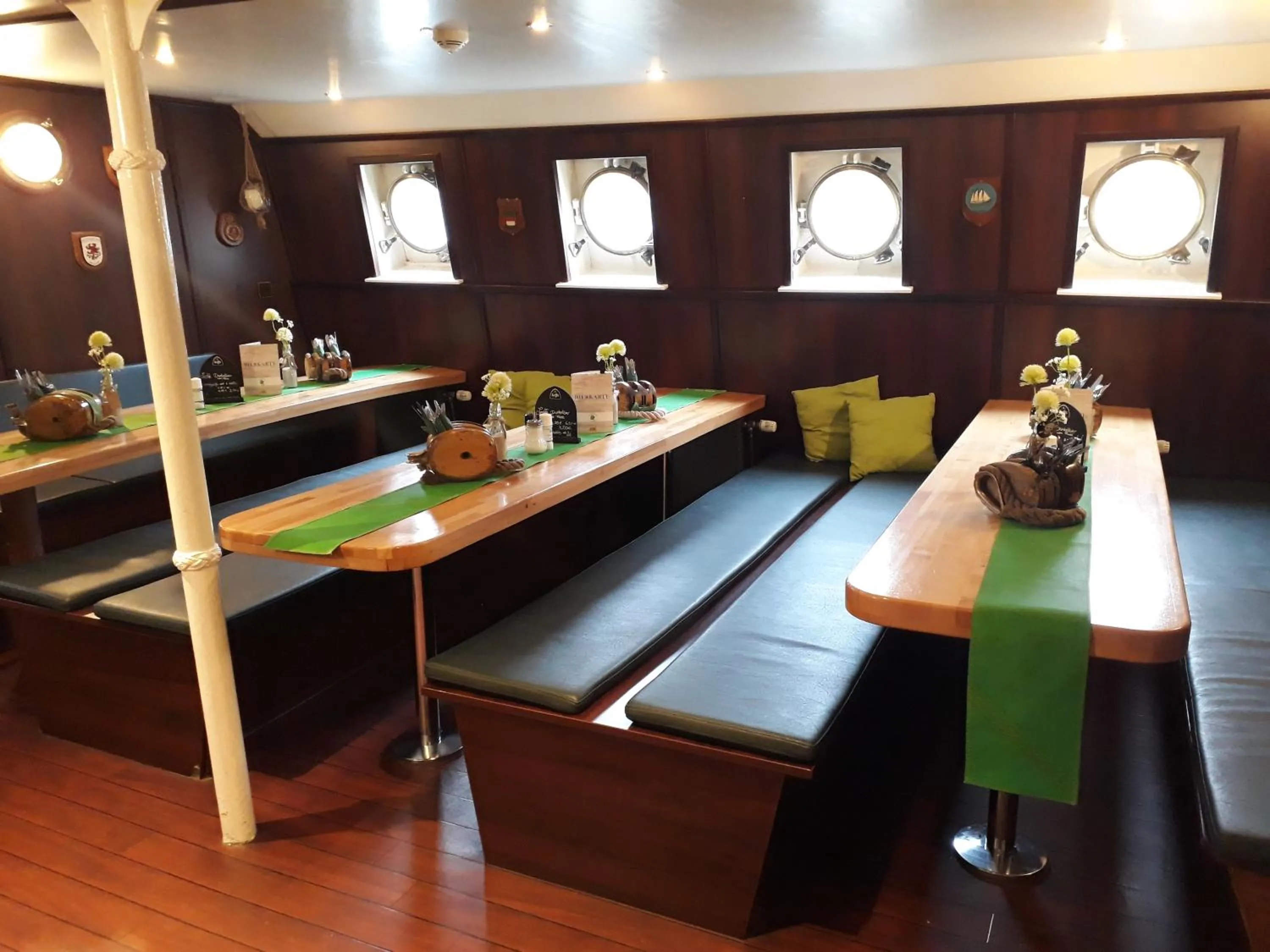 Restaurant/places to eat in Alexander von Humboldt - Das Schiff