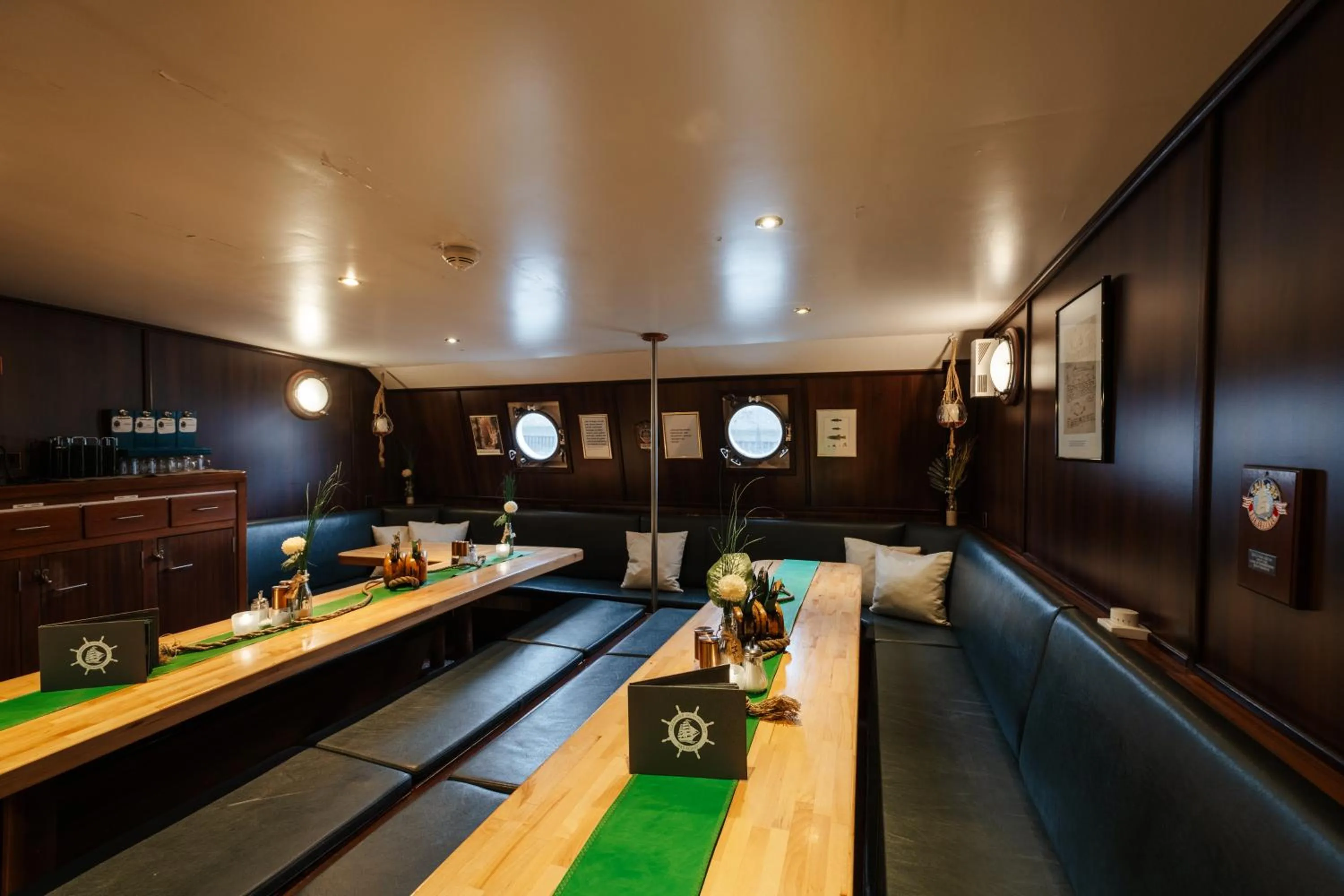 Restaurant/places to eat in Alexander von Humboldt - Das Schiff