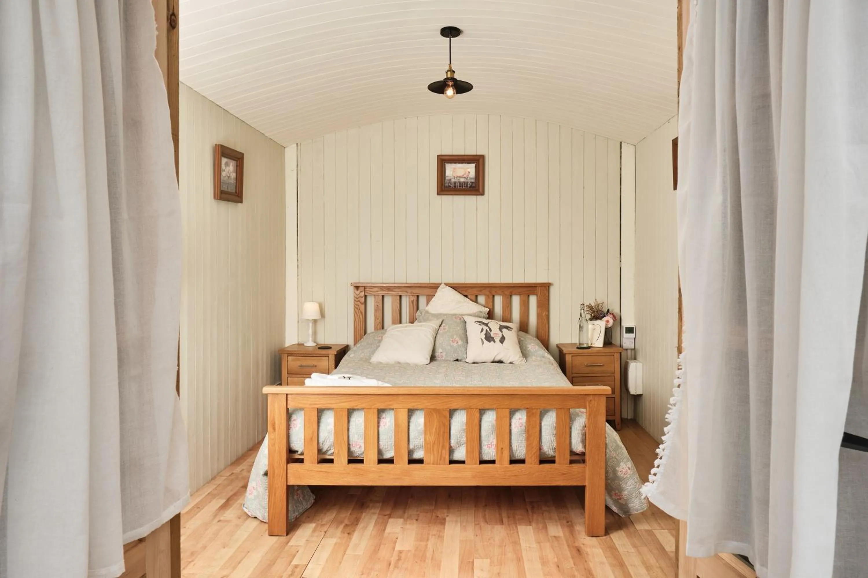 Bedroom, Bed in Bridge House Barn
