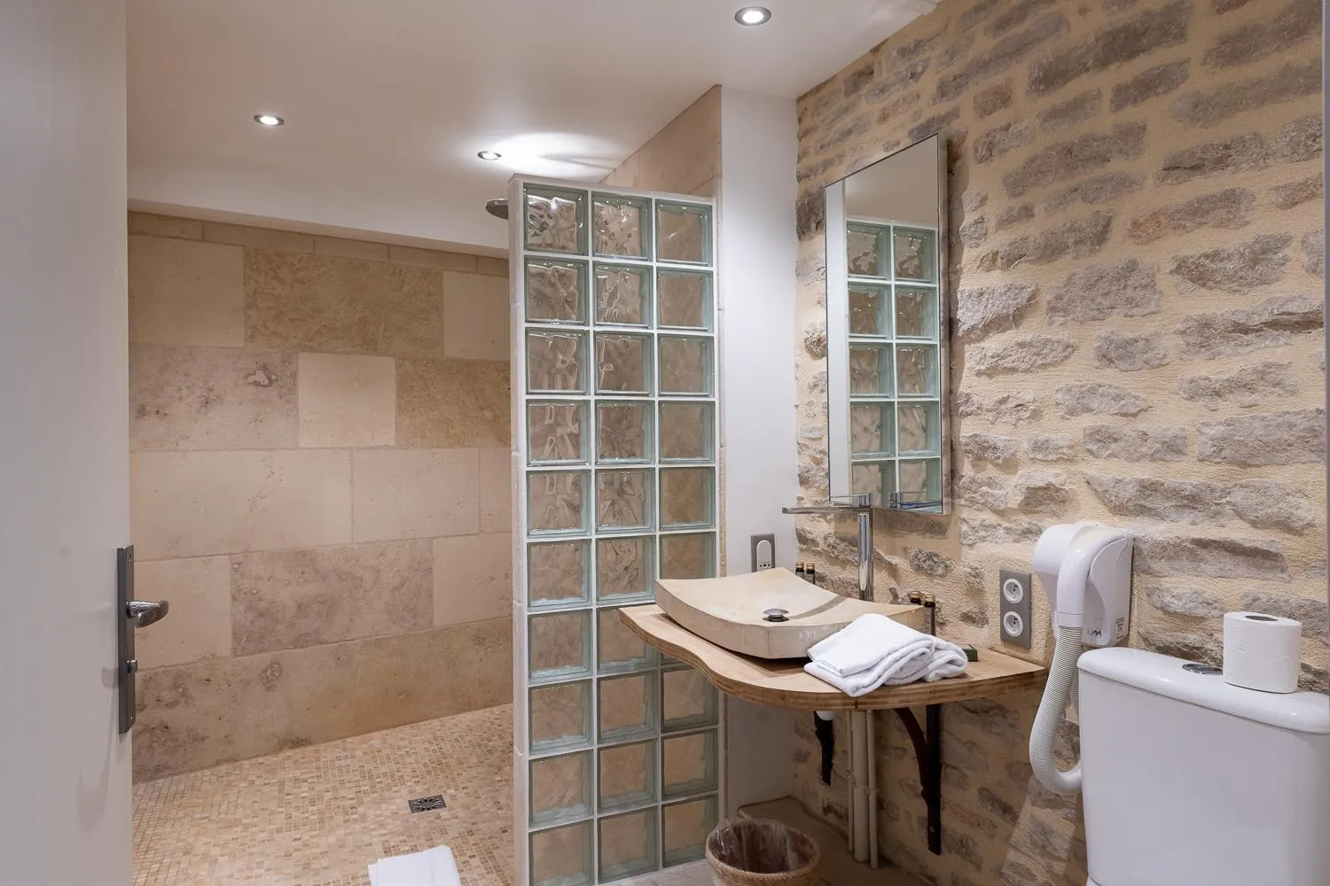 Bathroom in Les Remparts Hôtels et Demeures Historiques