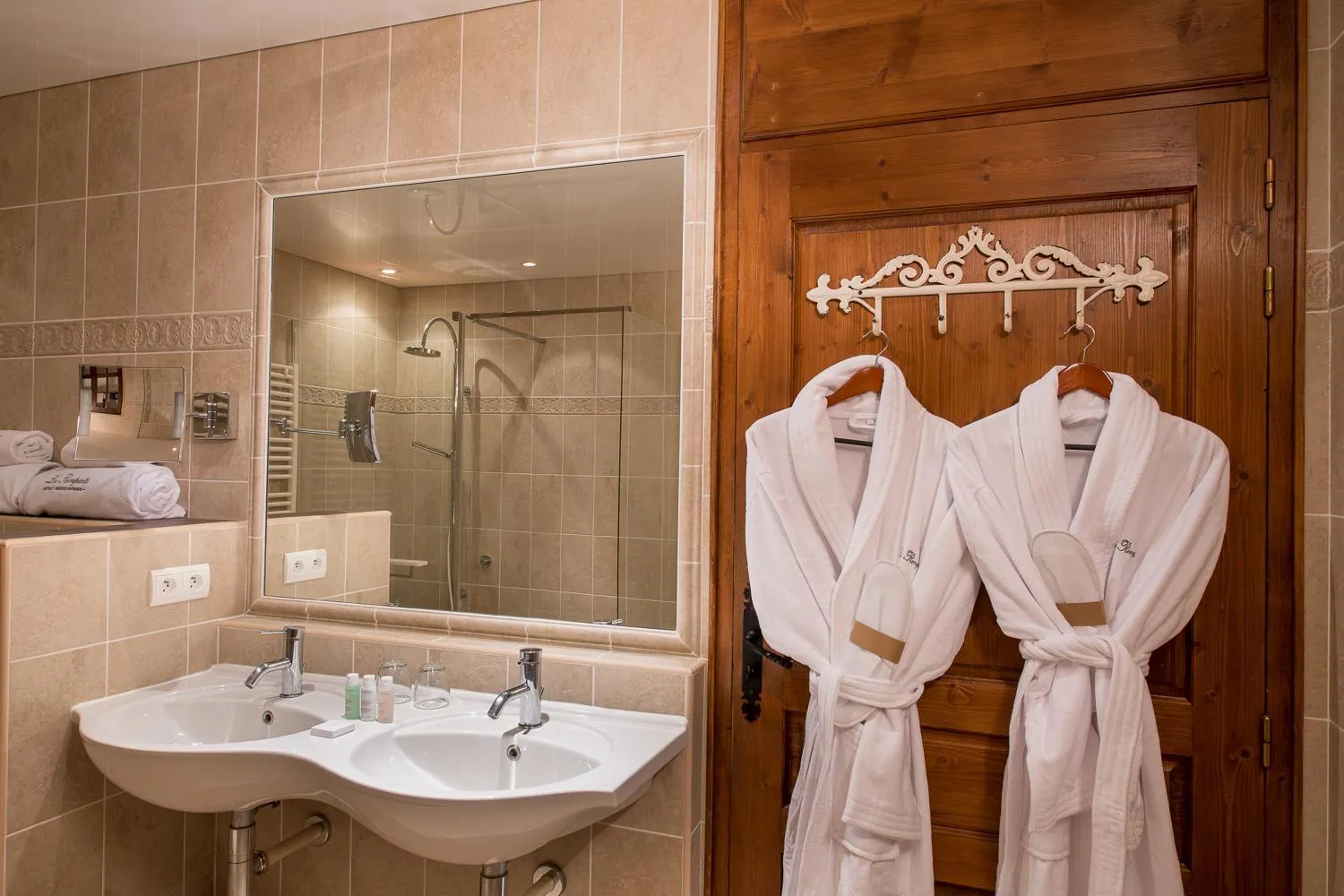 Bathroom in Les Remparts Hôtels et Demeures Historiques