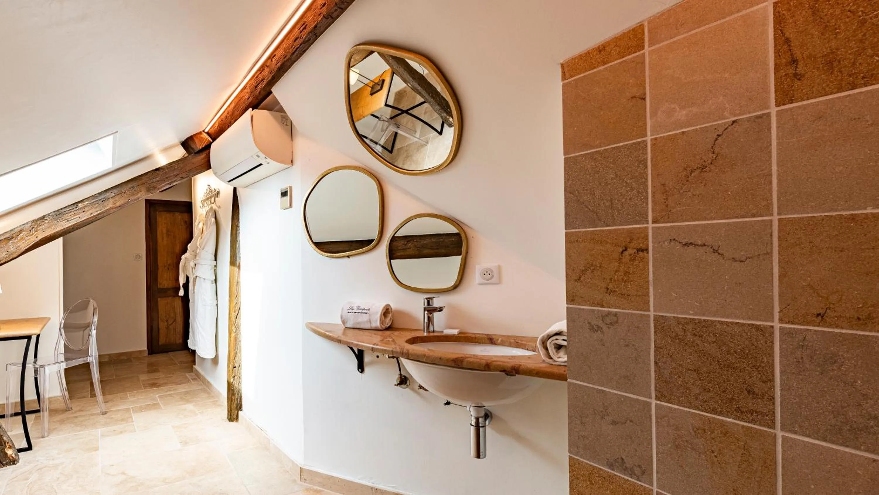 Bathroom in Les Remparts Hôtels et Demeures Historiques