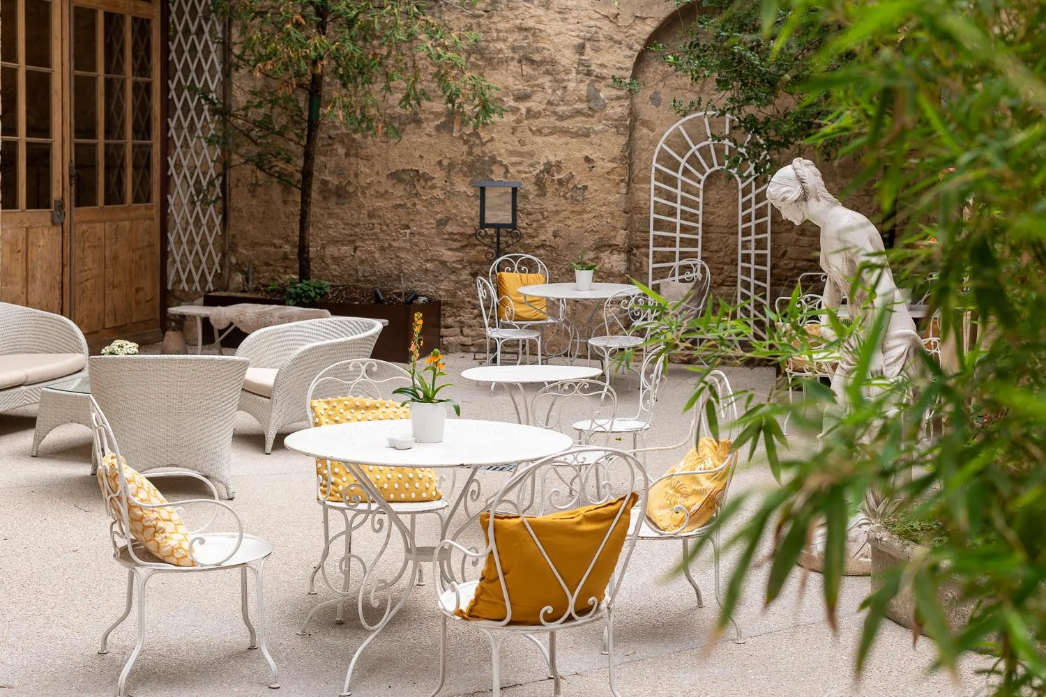 Patio in Les Remparts Hôtels et Demeures Historiques