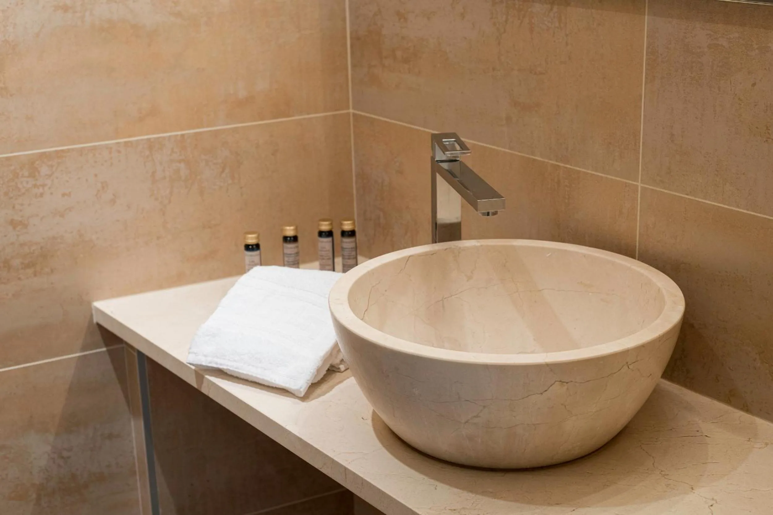 Bathroom in Les Remparts Hôtels et Demeures Historiques