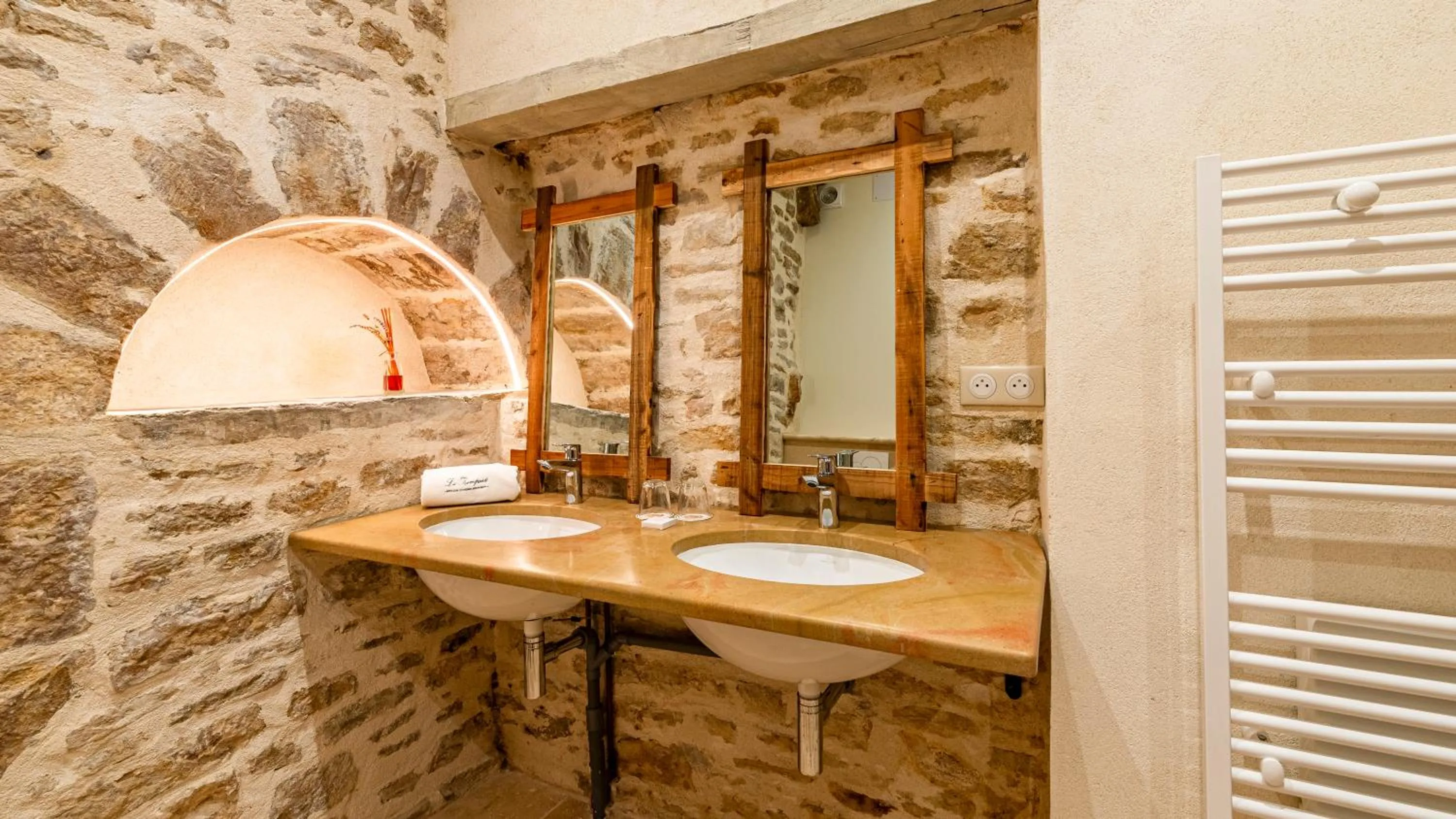 Bathroom in Les Remparts Hôtels et Demeures Historiques