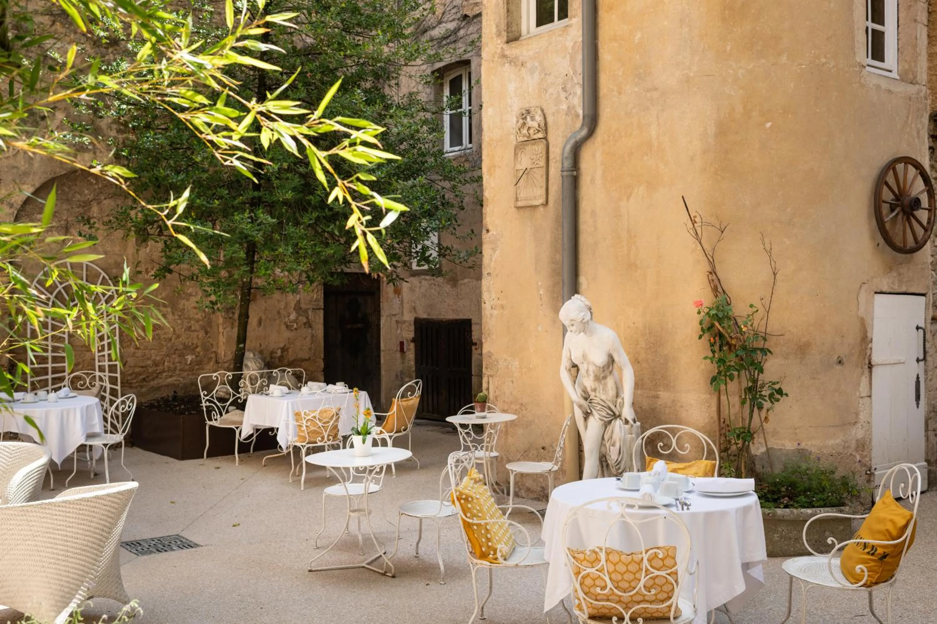 Inner courtyard view in Les Remparts Hôtels et Demeures Historiques