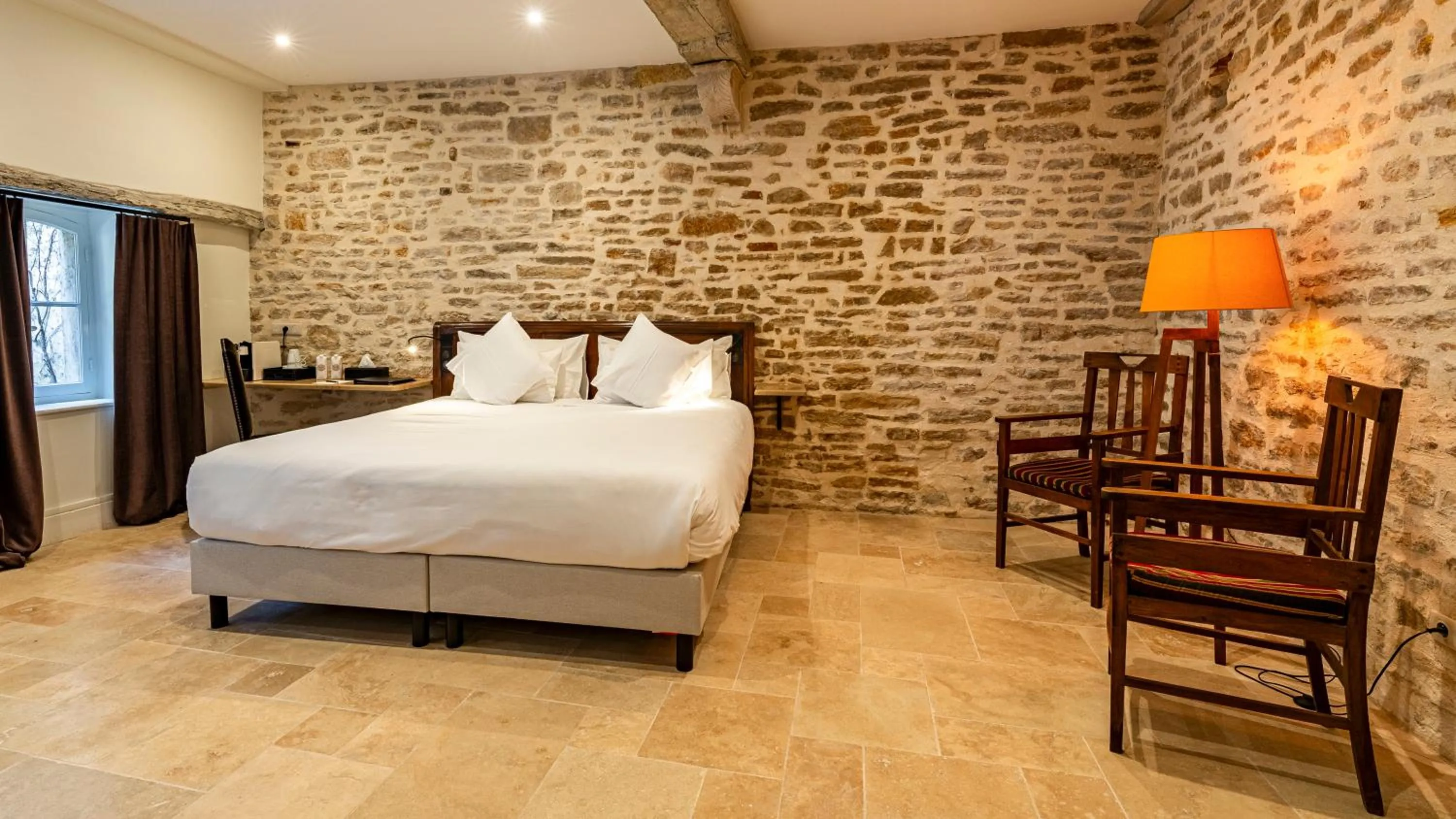 Bed in Les Remparts Hôtels et Demeures Historiques