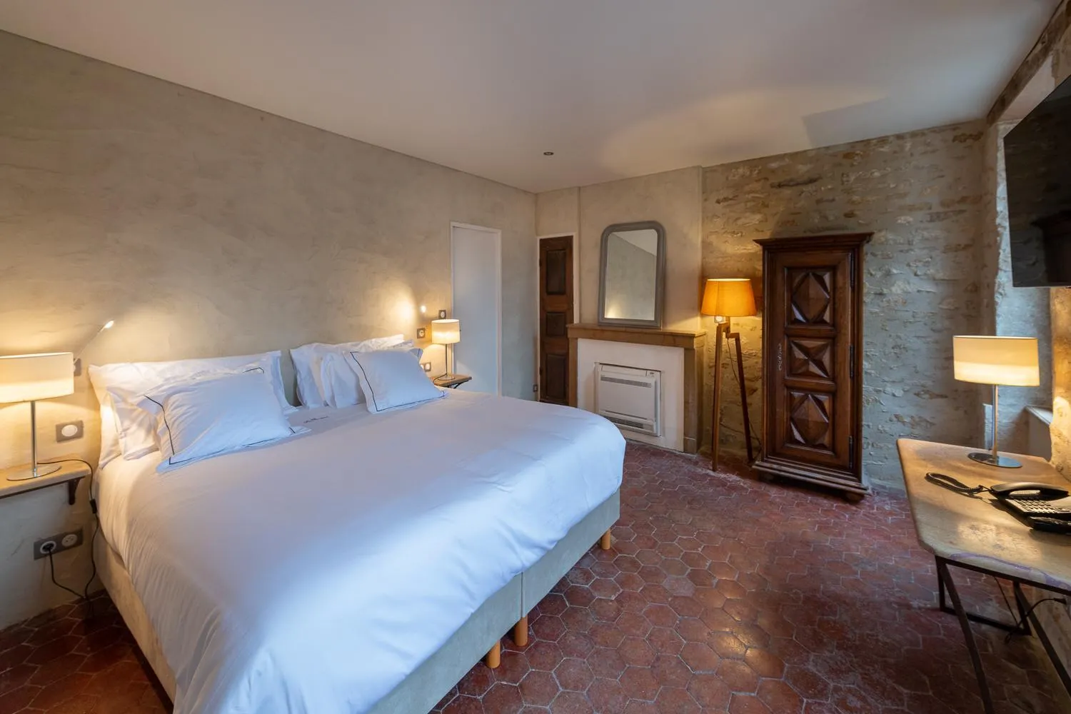 Photo of the whole room, Bed in Les Remparts Hôtels et Demeures Historiques