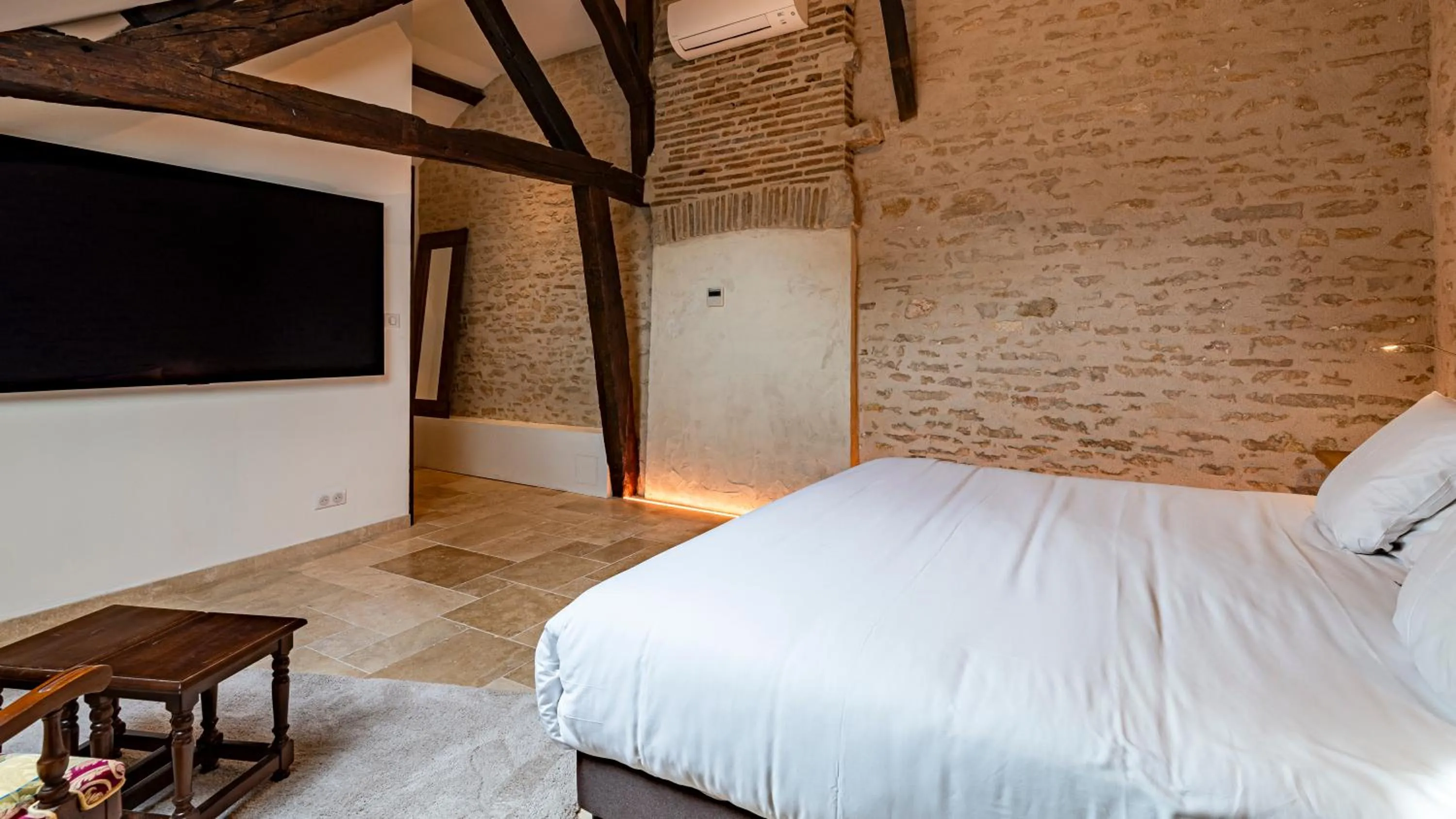 TV and multimedia, Bed in Les Remparts Hôtels et Demeures Historiques
