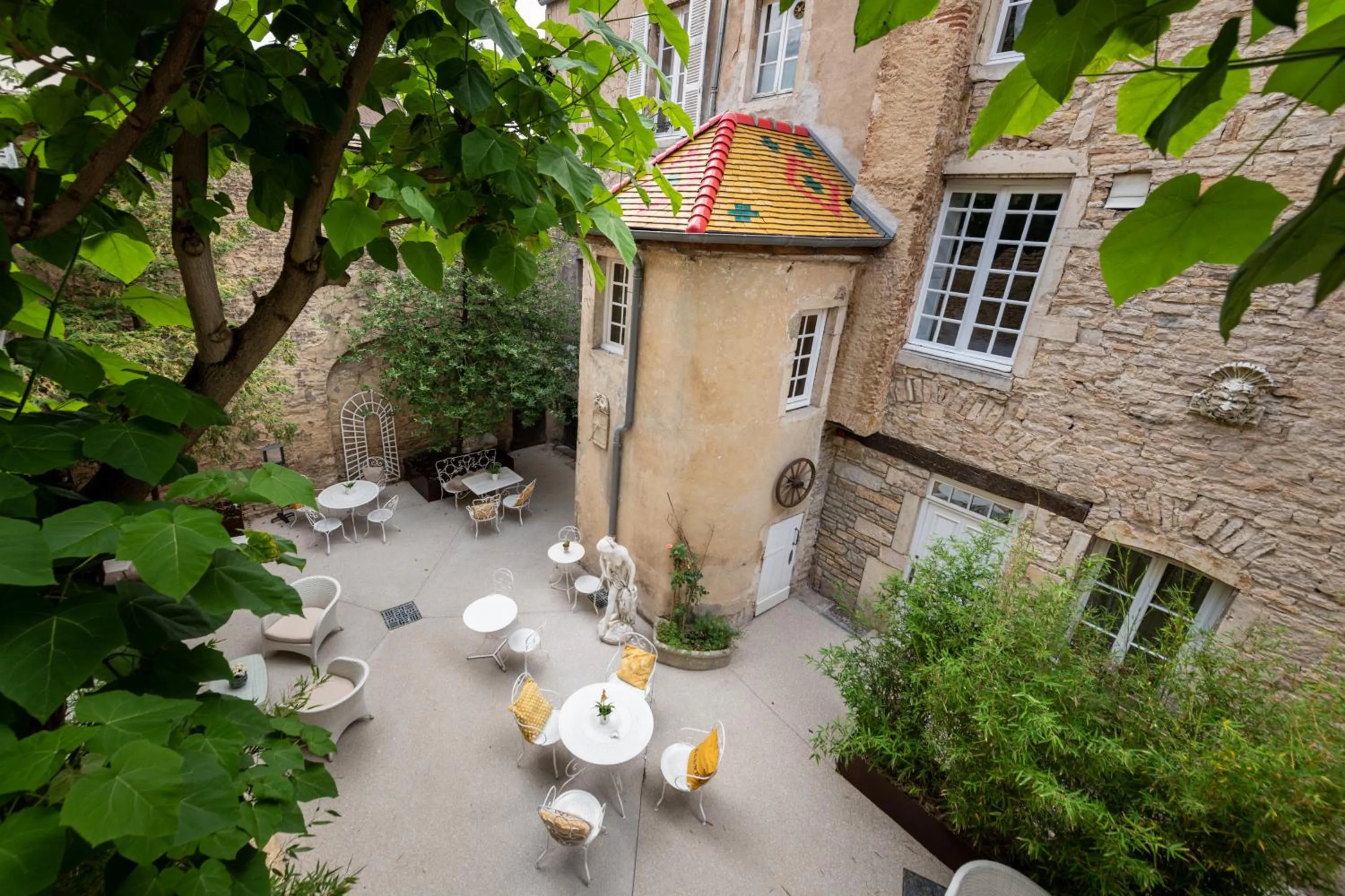 Inner courtyard view in Les Remparts Hôtels et Demeures Historiques