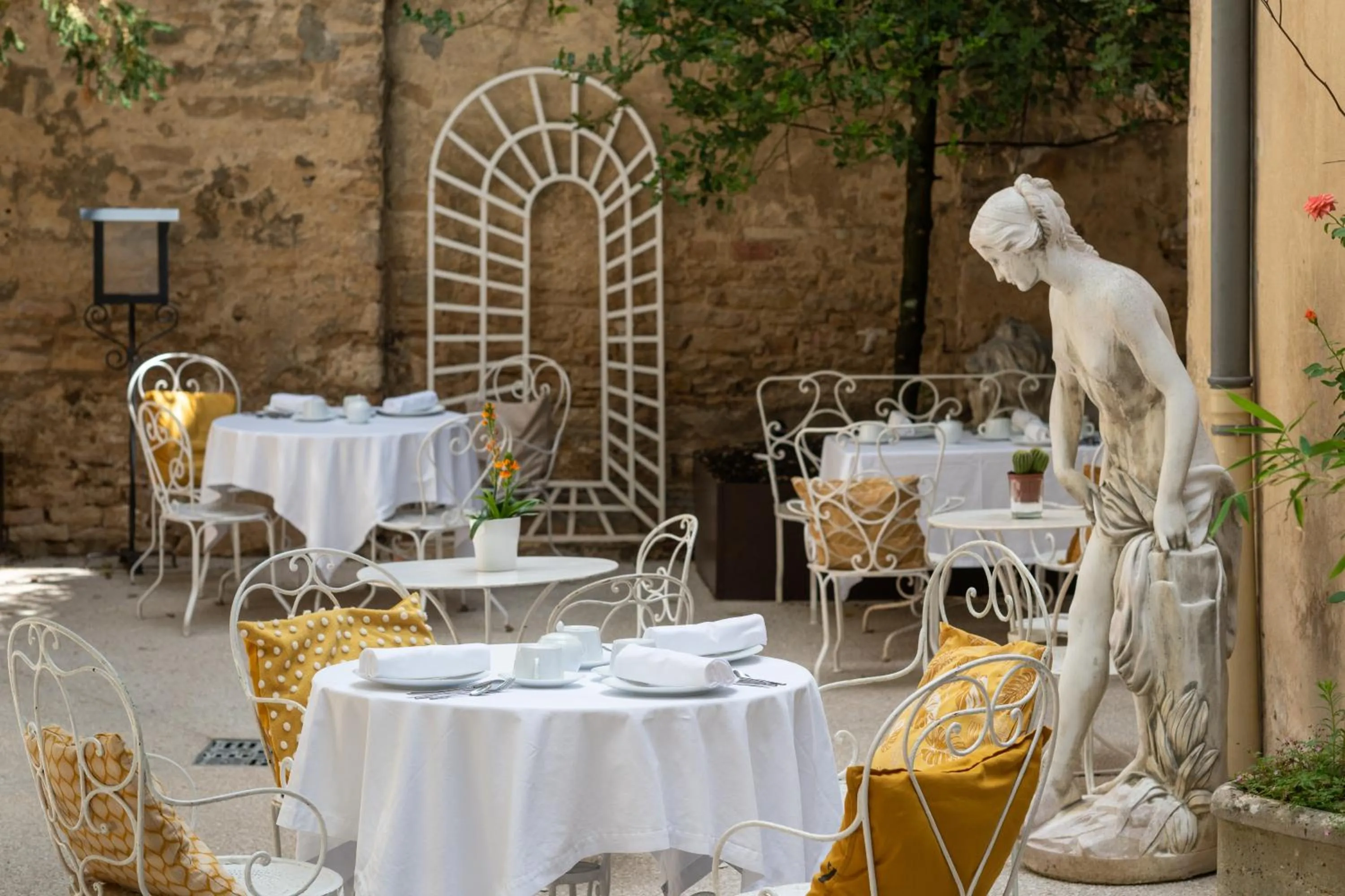 Inner courtyard view in Les Remparts Hôtels et Demeures Historiques