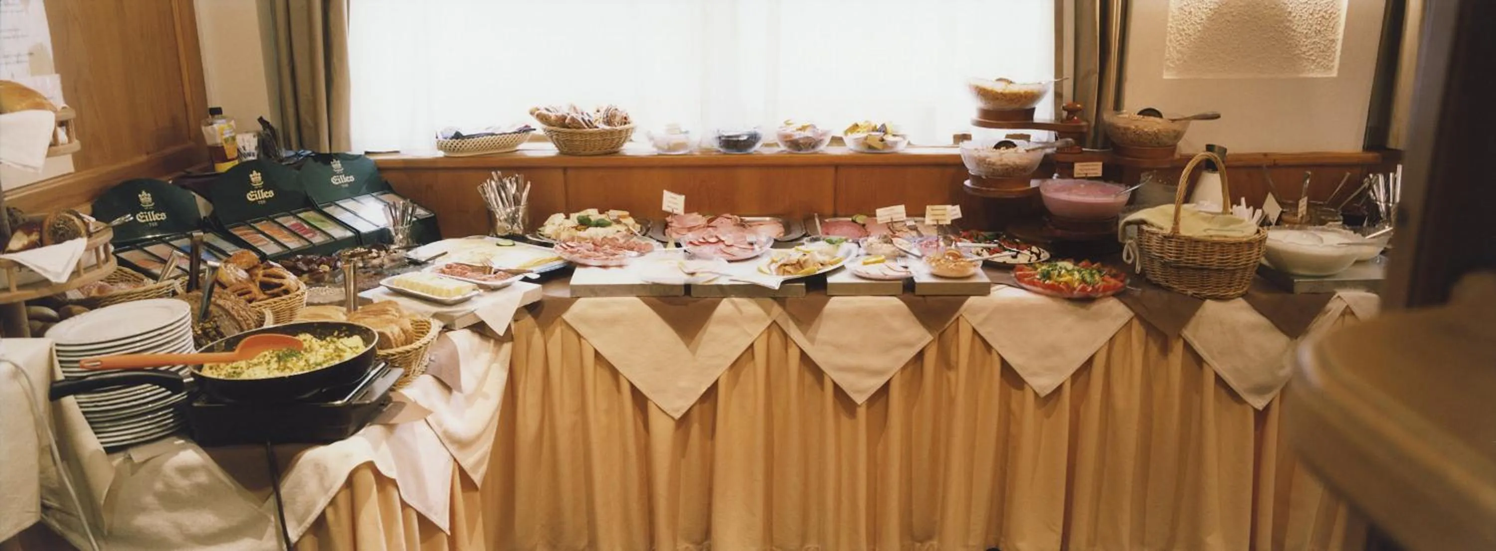 Buffet breakfast in Hotel Jedermann