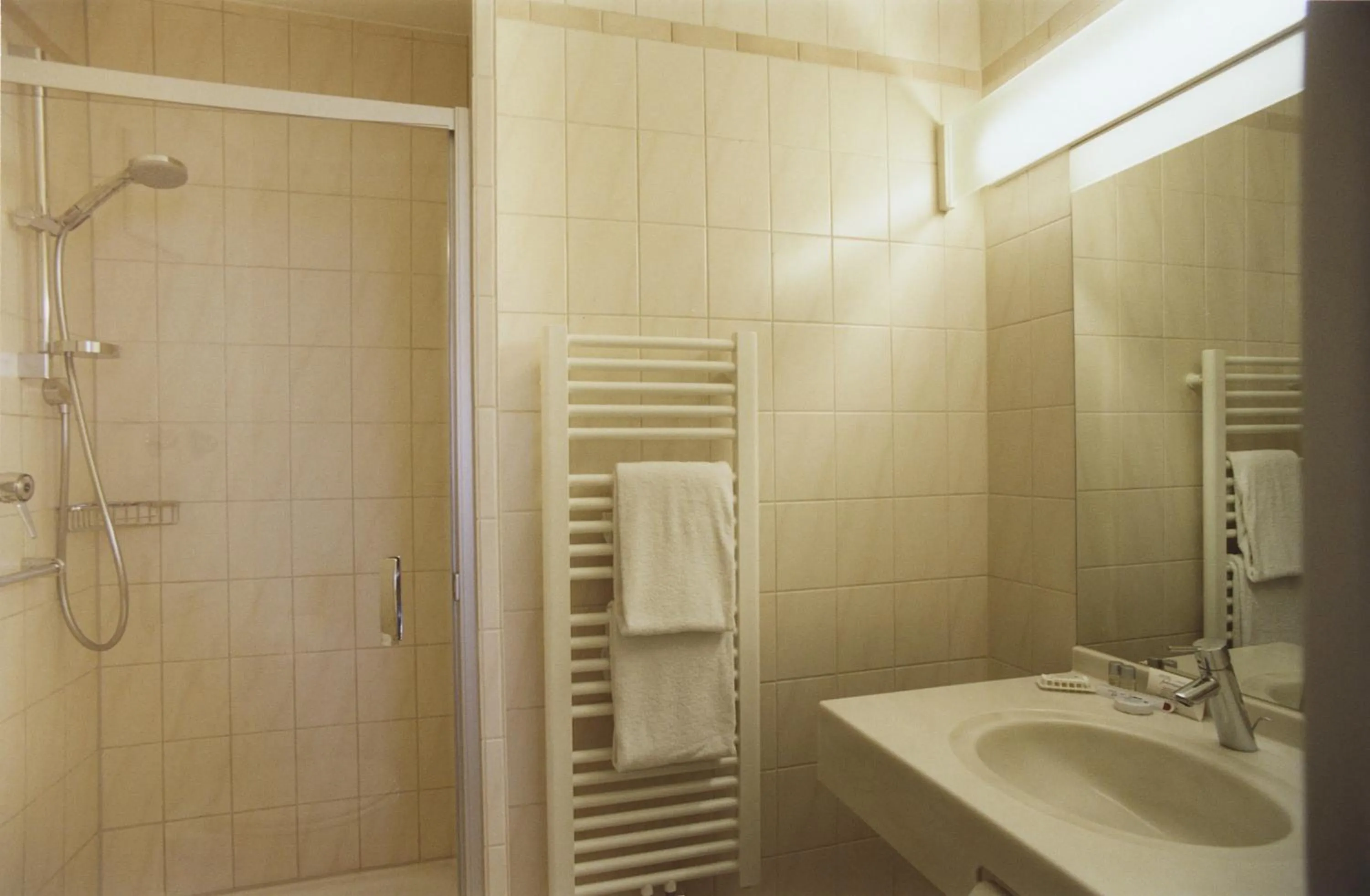 Shower in Hotel Jedermann