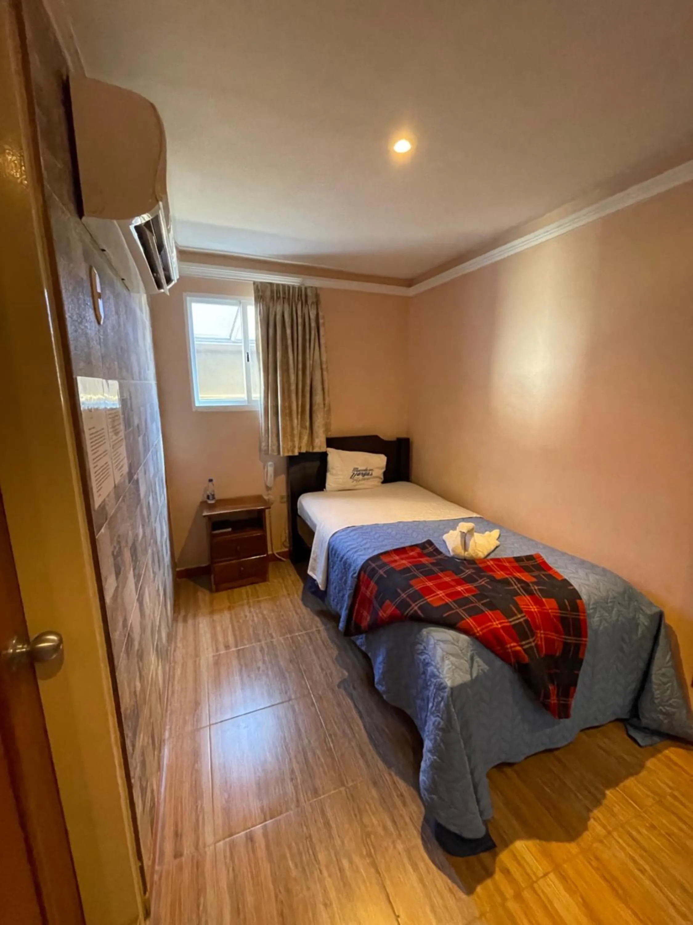 air conditioner, Bed in HOTEL MUEVETE POR VARGAS