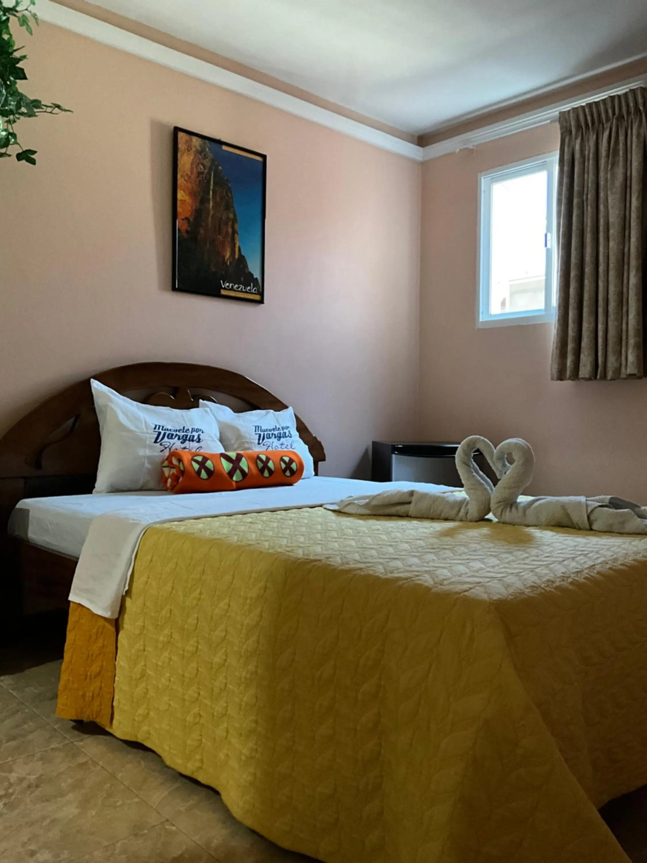 Photo of the whole room, Bed in HOTEL MUEVETE POR VARGAS