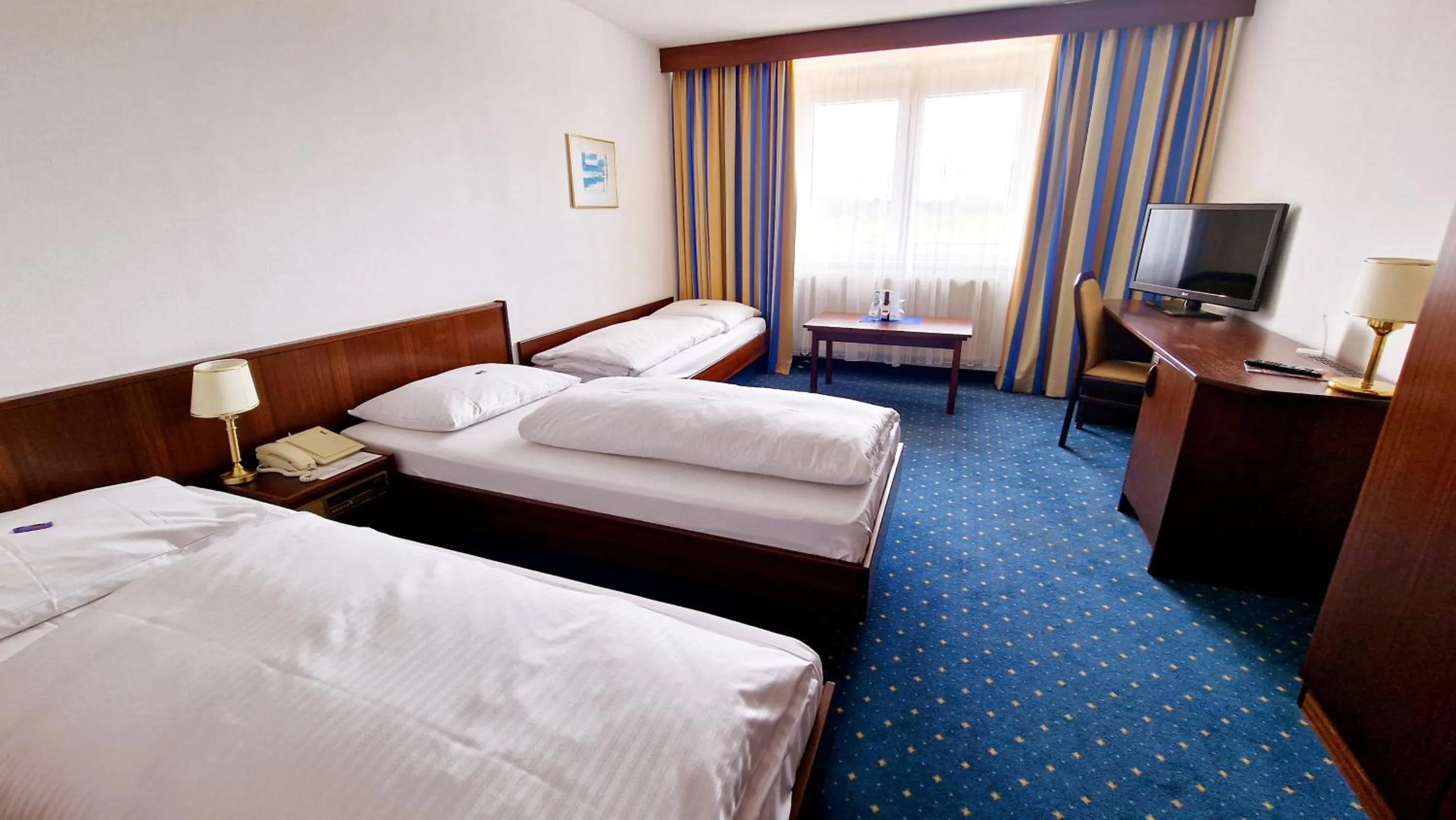 Photo of the whole room, Bed in Hotel Fortuna Reutlingen-Tübingen