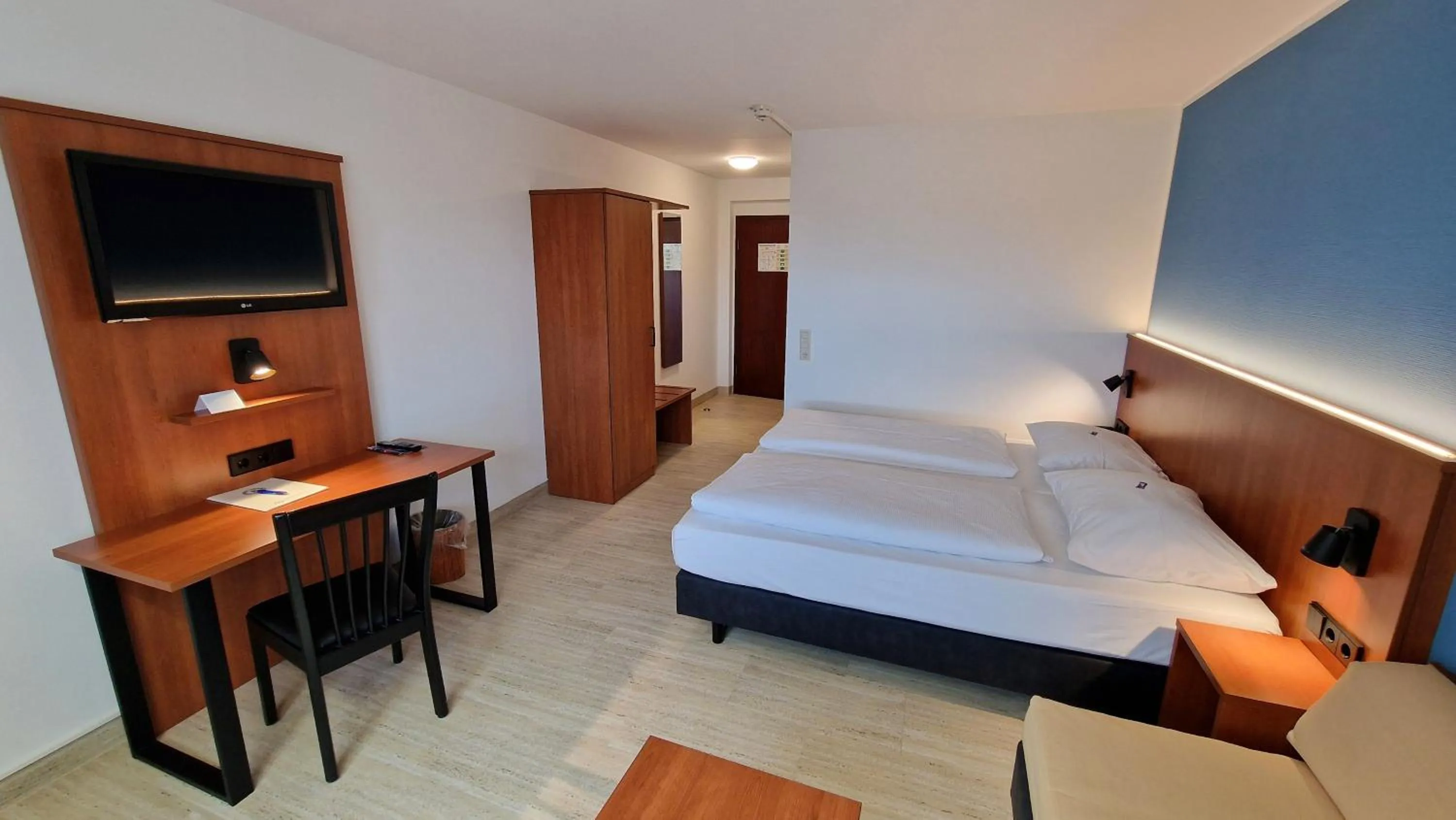 Photo of the whole room, Bed in Hotel Fortuna Reutlingen-Tübingen