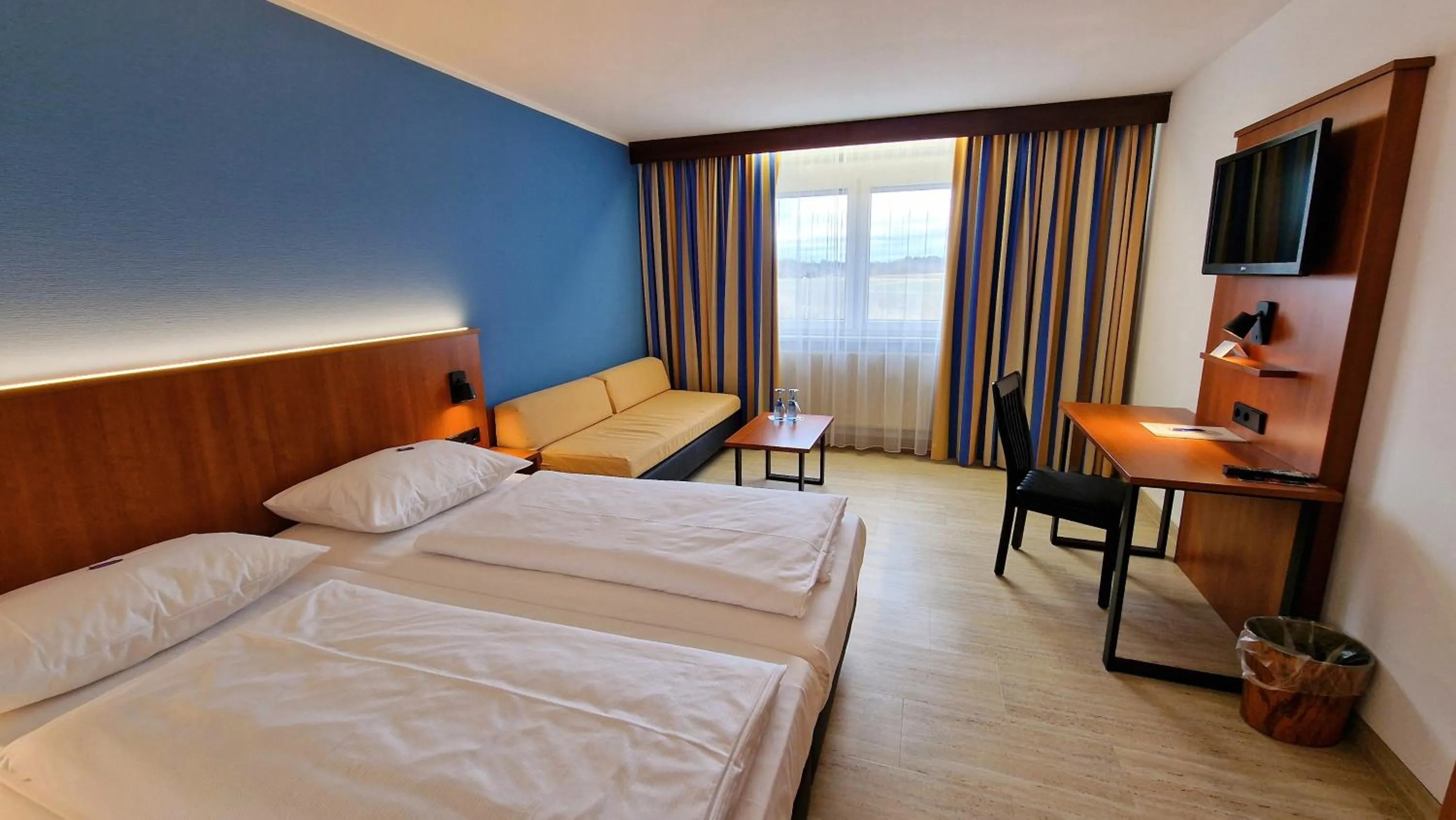 Photo of the whole room, Bed in Hotel Fortuna Reutlingen-Tübingen